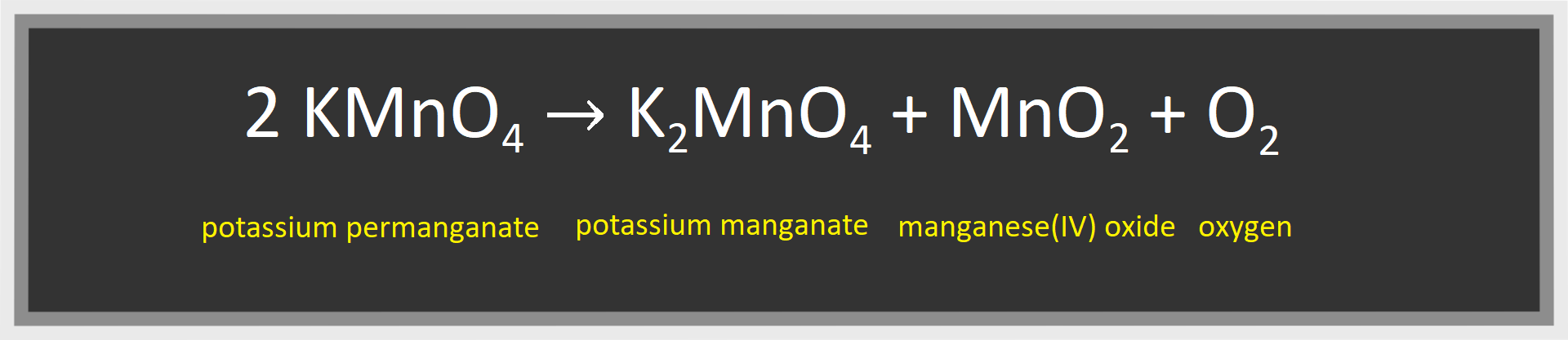 Równanie reakcji: manganian siedem potasu (potassium permanganate) w wyniku reakcji rozkłada się na manganian sześć potasu (potassium manganate), tlenek manganu cztery (manganese four oxide) oraz tlen (oxygen), czyli dwa ka em en o cztery strzałka w prawo ka dwa em en o cztery dodać em en o dwa dodać o dwa