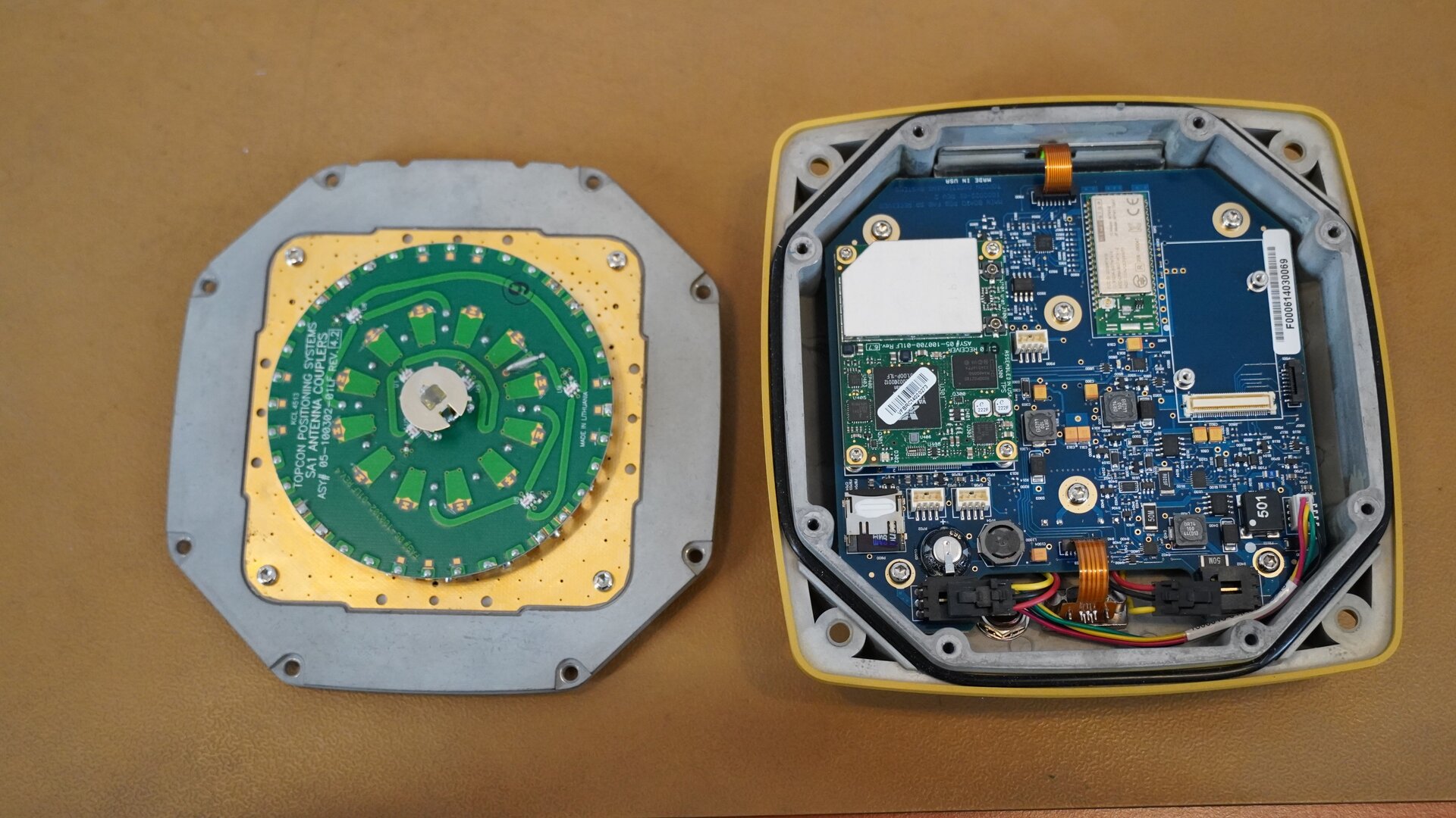 Na zdjęciu przedstawiono kolejny element znajdujący się pod anteną, jest to płyta główna oraz płyta zasilania. Na lewo znajduje się płyta z anteną.