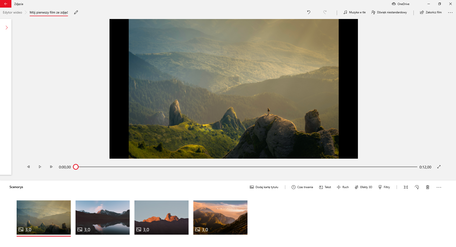 Na zrzucie ekranu przedstawiono dodanie materiału do scenorysu znajdującego się w aplikacji Edytor Wideo. Ekran roboczy aplikacji jest podzielony na dwie sekcje. W górnej części znajduje się ścieżka z wybranymi zakładkami: edytor wideo, mój pierwszy film ze zdjęć. Za nią widoczny jest przycisk z rysunkiem ołówka. Po prawej stronie aplikacji widoczne są przyciski: strzałka z grotem skierowanym w lewo, strzałka z grotem skierowanym w prawo, muzyka w tle, dźwięk niestandardowy, zakończ film i trzy kropki rozwijające więcej opcji.Poniżej widoczne jest okno edycji filmu. Główną cześć okna stanowi prostokątny obszar na którym wyświetlany jest film. Przykładowo jest to klatka filmowa pokazujący górzysty teren porośnięty drzewami. Pod obszarem filmowym umieszczony jest suwak pokazujący czas trwania. Na suwaku jest okrągły znaczki czasu.Po lewej stronie suwaka znajduje się przycisk z narysowanym grotem strzałki skierowanym w lewo, przycisk , przycisk z narysowanym grotem zwróconym w prawo oraz informacja o czasie trwania filmu. Z prawej strony suwaka widoczna jest informacja z czasem trwania filmu praz przycisk przedstawiający prostą na końcu której znajdują się groty strzałek. Groty są skierowane na zewnątrz.Pod suwakiem znajduje się sekcja: scenorys. W sekcji scenorysu widoczne są cztery obrazy przedstawiające tereny górskie. W lewym dolnym rogu obrazów znajduje się cyfra trzy.W prawym górnym rogu sekcji scenorysu umieszczone są przyciski: dodaj kartę tytułu, czas trwania, tekst, ruch, efekty trzy de, filtry, przycisk z symbolem prostokąta w narożach którego znajdują się okręgi, przycisk z symbolem punktu wokół którego prowadzona jest strzałka której grot skierowany jest w dół, przycisk kosza, oraz trzy kropki po naciśnięciu których pojawia się więcej opcji.