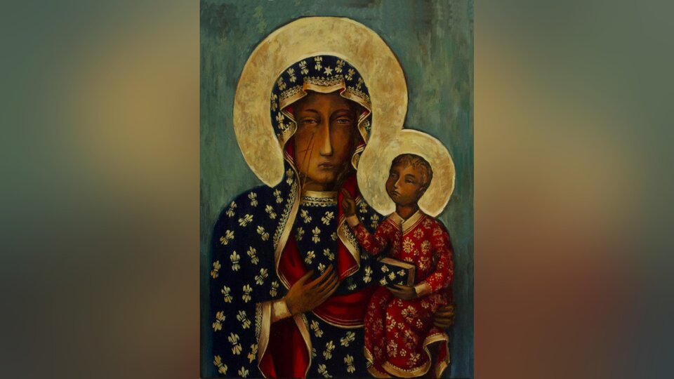 Obraz przedstawia Matkę Bożą Częstochowską. Maria, jest centralną sylwetką obrazu. Pokazana jest w półpostaci frontalnie do widza. Ma zwężone oczy, długi i prosty nos. Usta małe. Na prawym policzku ma trzy rany. Dwie długie pionowe i przecinającą je krótką poziomą. Okryta jest wzorzystą szatą. Prawą rękę ukazuje skośnie na wysokości piersi, a lewą z ledwo widocznymi końcami palców podtrzymuje siedzące na niej Dzieciątko ubrane we wzorzystą długą koszulę. Dzieciątko trzyma książkę w lewej ręce. Prawą unosi w geście błogosławieństwa. Obie postacie otoczone są złocistymi nimbami na jednolitym tle.