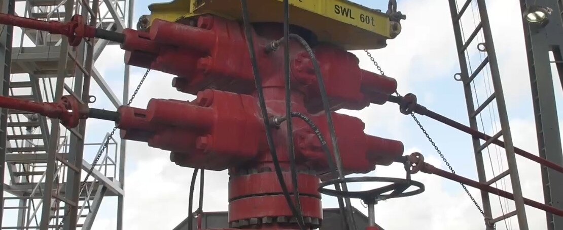 Na zdjęciu widoczna jest głowica przeciwerupcyjna z podwójnymi szczękami. Urządzenie jest przeznaczone do zamknięcia wylotu otworu wiertniczego przy wierceniach obrotowych w celu przeciwdziałania erupcji płynu złożowego. Z prawej i lewej strony głowicy znajdują się podwójne szczęki, które są ustabilizowane za pomocą stalowych przewodów.