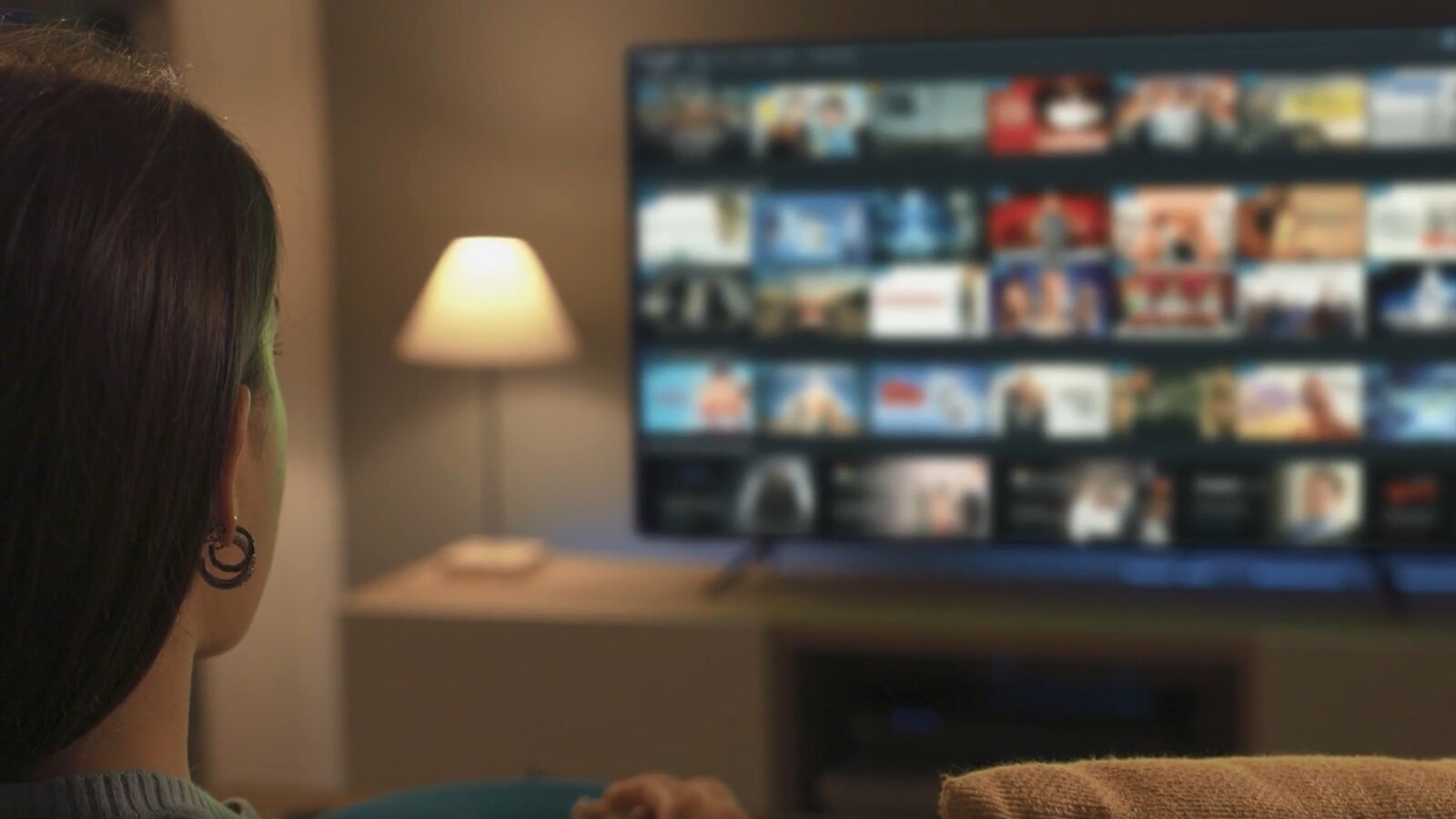 Na zdjęciu widoczny jest ekran telewizora, na którym wyświetlają się ikony związane z filmami lub innymi treściami multimedialnymi. 