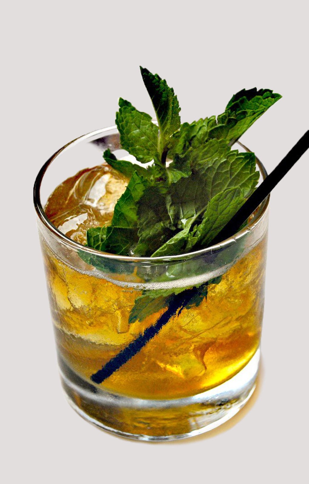 Zdjęcie przedstawia drink Mint Julep. Pod punktami interaktywnymi znajdują się nagrania audio prezentujące opis każdego drinka.
