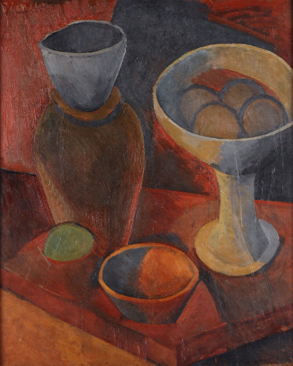 Ilustracja przedstawia obraz „Dzbanek i misa z owocami” Pabla Picassa o kształcie pionowego prostokąta. Dzieło ukazuje martwą naturę w perspektywie z lotu ptaka z dzbanem, paterą na nodze z owocami i niewielką miseczką, ustawionymi na blacie o odwróconej perspektywie. Obraz jest utrzymany w brązach i pomarańczach, z akcentami szarości i zieleni na owocu, znajdującym się obok dzbana. 