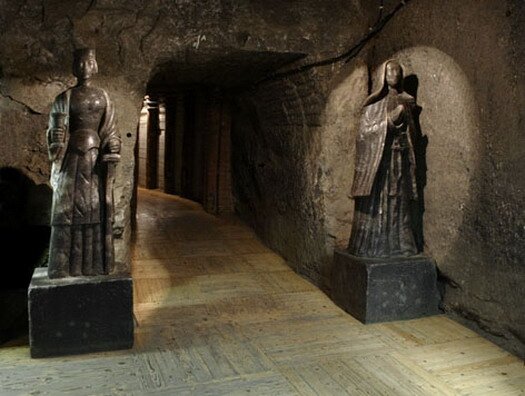 Rzeźby solne z Kopalni Soli w Wieliczce z XIX wieku, przedstawiają św. Barbarę (z lewej) i św. Kingę (z prawej). Figury są wielkości człowieka, stoją po obu stronach korytarza kopalni. 