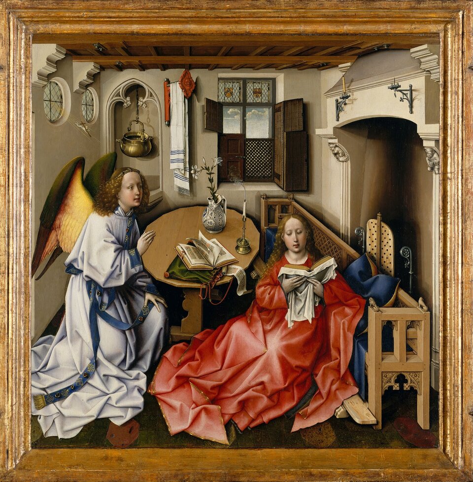 Renesansowy obraz przedstawiający scenę Zwiastowania we wnętrzu mieszczańskiego domu. Po lewej stronie klęczy anioł z barwnymi skrzydłami, zwrócony ku Marii. Po prawej Maria siedzi na ławie, czytając księgę, ubrana w czerwoną szatę. Między nimi stoi okrągły stół z otwartą książką, świecą i naczyniem z lilią. Wnętrze wypełniają liczne detale: okno z otwartymi okiennicami, mosiężne naczynie, ręcznik, kominek i drewniany strop. Całość ujęta jest w ozdobną ramę i utrzymana w realistycznej, ciepłej kolorystyce.