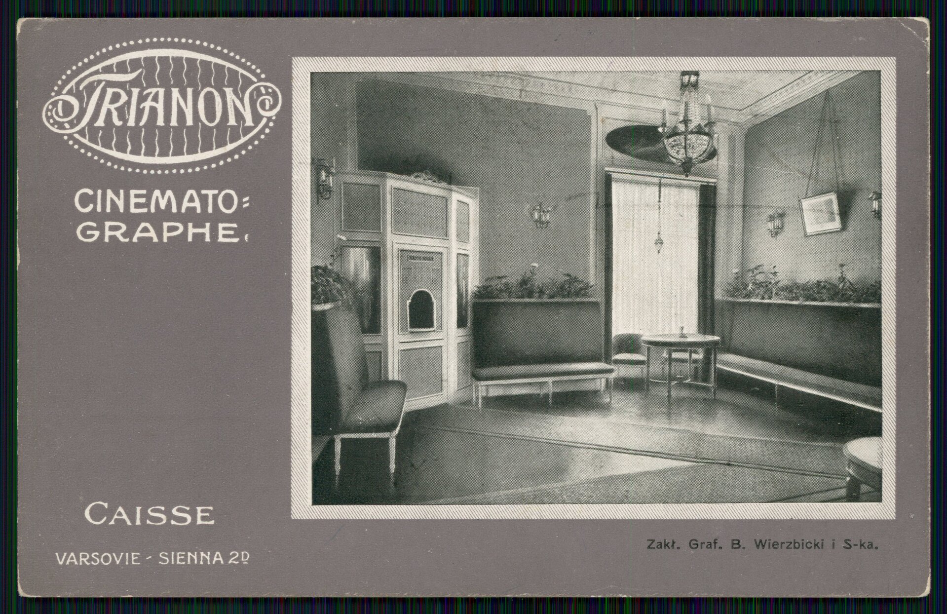 Na ilustracji przedstawiono reklamę kina Trianon, pochodzącą z 1915 roku. W centralnym miejscu znajduje się fotografia pomieszczenia z kasą biletową i miejscami do siedzenia przed seansem filmowym, a także napisy w języku francuskim (nazwa kina i adres): TRIANON CINEMATOGRAPHE, CAISSE VARSOVIE - SIENNA 20.