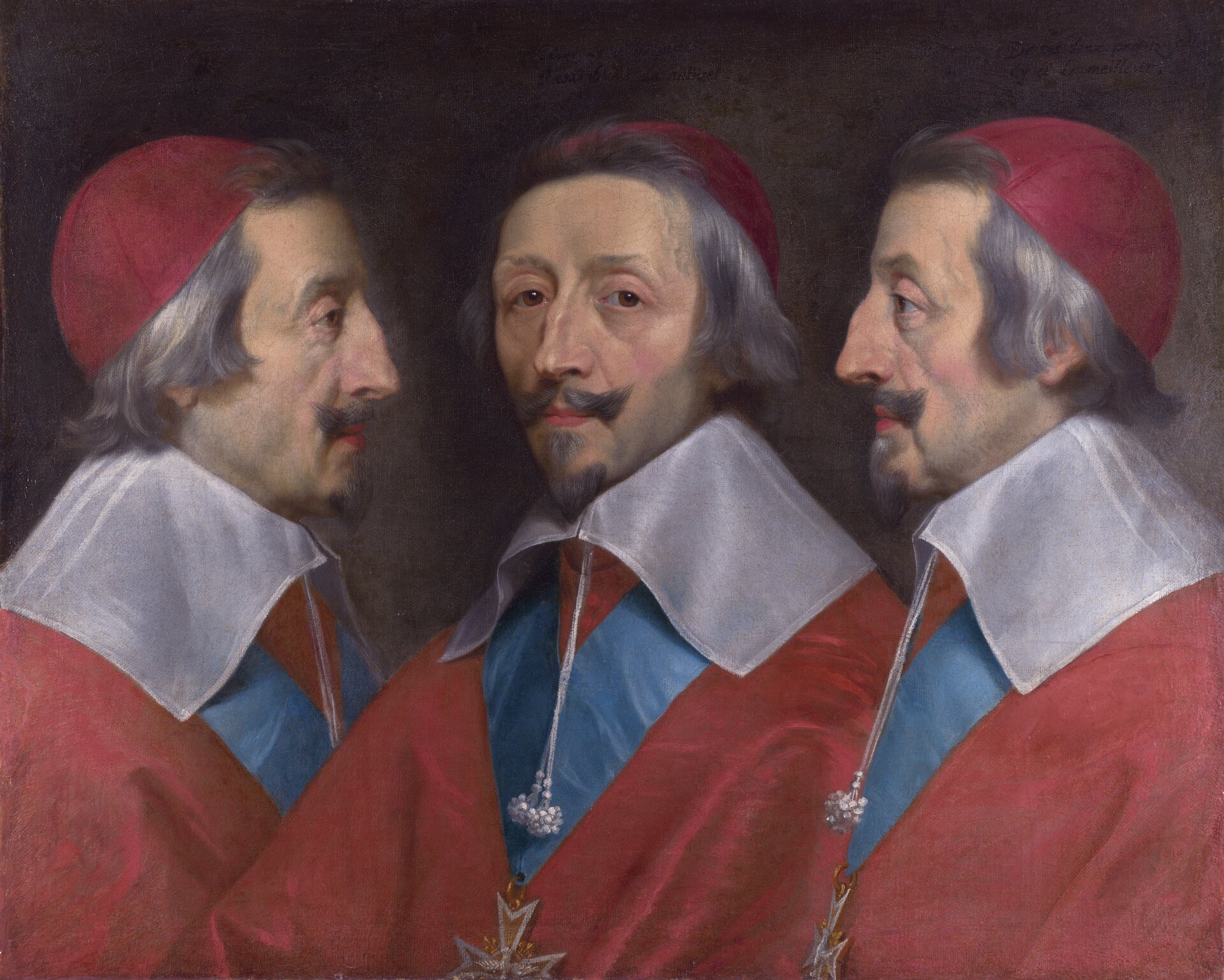 Ilustracja przedstawia obraz Philippe de Champaigne „Potrójny portret kardynała Richelieu”. Na obrazie znajduje się starszy mężczyzna, na co wskazują siwe włosy, broda i wąsy. Postać widoczna jest z trzech profili: lewy, prawy oraz środkowy. Kardynał ubrany jest w czerwoną suknię z białym kołnierzem. Na głowie ma także czerwony czepek. Na szyi, spod kołnierza widoczny jest długi naszyjnik.