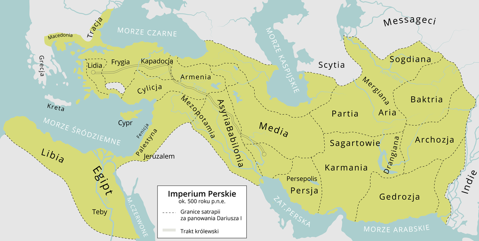 Mapa przedstawia Imperium Perskie około 500 roku przed naszą erą. Do imperium należą tereny wokół Morza Czarnego: Macedonia i Tracja, Lidia, Frygia, Kapadocja, Armenia, tereny Morza Śródziemnego: Cylicja, Cypr, Libia, Egipt, Palestyna, Fenicja, państwa Zatoki Perskiej: Mezopotamia, AsyriaBabilonia, Media, Persja oraz dalej na wschód w stronę Indii tereny: Karmania, Gedrozja, Archozja, Baktria, Partia, Aria, Sogdiana. Na mapie zaznaczono granice satrapii za panowania Dariusza Pierwszego i są to wszystkie wymienione wcześniej obszary, wyłączając Macedonie i Trację. Widzimy także trakt królewski, który prowadził od wybrzeży Morza Śródziemnego pomiędzy Lidią, Frygią, przez Kapadocję, Armenię, AsyrięBabilonię, prawie do Zatoki Perskiej. 