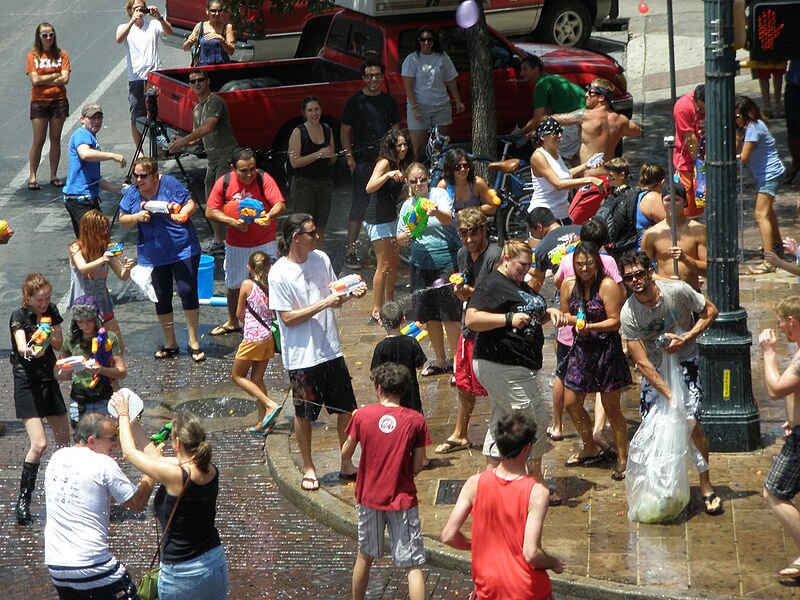 Wszędzie woda, Austin (Texas), flash mob Wszędzie woda, Austin (Texas), flash mob Źródło: Steven Polunsky, licencja: CC BY 2.0, [online], dostępny w internecie: https://commons.wikimedia.org/wiki/File:Water_everywhere.jpg?uselang=pl [dostęp 25.10.2015 r.].