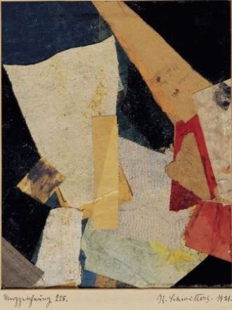 Ilustracja przedstawia dzieło Kurta Schwittersa [czytaj: kurta szwitarsa] Merzzeichnung [czytaj: mercajhnun], wykonane techniką kolażu. Praca składa się z jasnych, lekko zgeometryzowanych, umieszczonych na ciemnym, prawie czarnym tle form, sprawiających wrażenie ciągłego przenikania się i ruchu. Odznacza się dużym zróżnicowaniem skali poszczególnych elementów, ich wyrazistych faktur, które zostały przez artystę tak zakomponowane, że wzajemnie się równoważą. Kompozycja wykonana jest na podłożu w kształcie prostokąta pionowego.