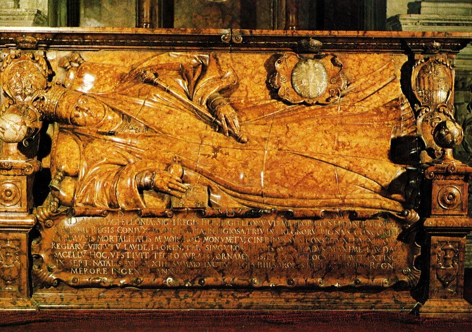 Ilustracja o kształcie poziomego prostokąta przedstawia nagrobek Anny Jagiellonki autorstwa Santi Gucciego. Fotografia ukazuje leżącą postać. Królowa na głowie ma koronę i wygląda jakby spała. Pod figurą królowej widoczna jest inskrypcja w języku łacińskim. 