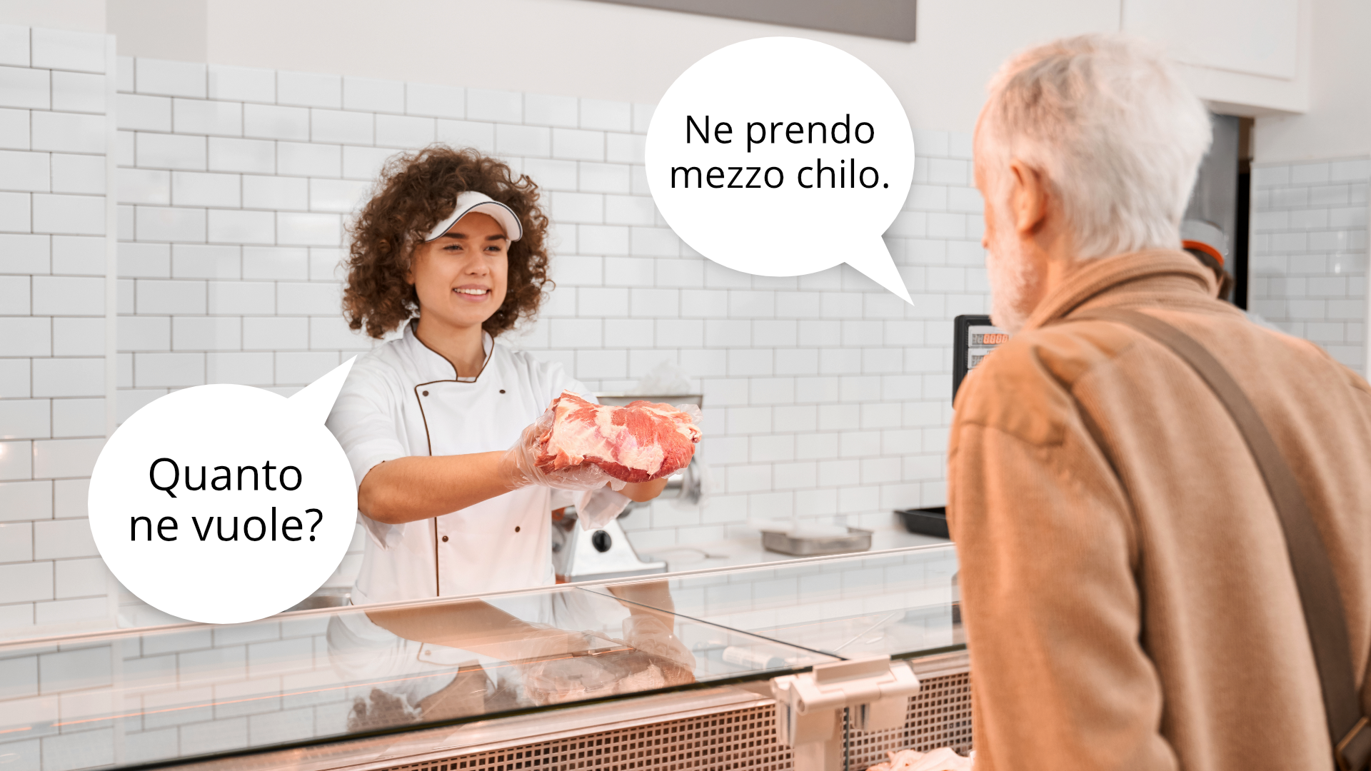 Zdjęcie przedstawia ekspedientkę w sklepie pokazującą towar klientowi. Mężczyzna stoi tyłem do kadru, przodem do lady. Obok ekspedientki znajduje się dymek z tekstem: "Quanto ne vuole?" Obok klienta widoczny jest dymek z tekstem: "Ne prendo mezzo chilo".