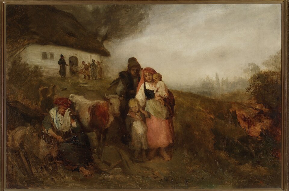 Obraz Aleksandra Kotsisa, pt. "Bez dachu" ukazuje scenę wiejską, w której centralne miejsce zajmuje rodzina z małymi dziećmi i zwierzęta domowe. Na pierwszym planie widzimy starszą kobietę siedzącą obok krowy, ubraną w znoszone ubranie. Obok niej stoi mężczyzna z kobietą trzymającą małe dziecko na rękach i starsze obok. W tle, po lewej stronie, widoczna jest biała, kryta strzechą chata, przed którą stoi kilka osób, prawdopodobnie nowych mieszkańców domu. Tło obrazu jest lekko zamglone, co nadaje scenie melancholijny charakter.