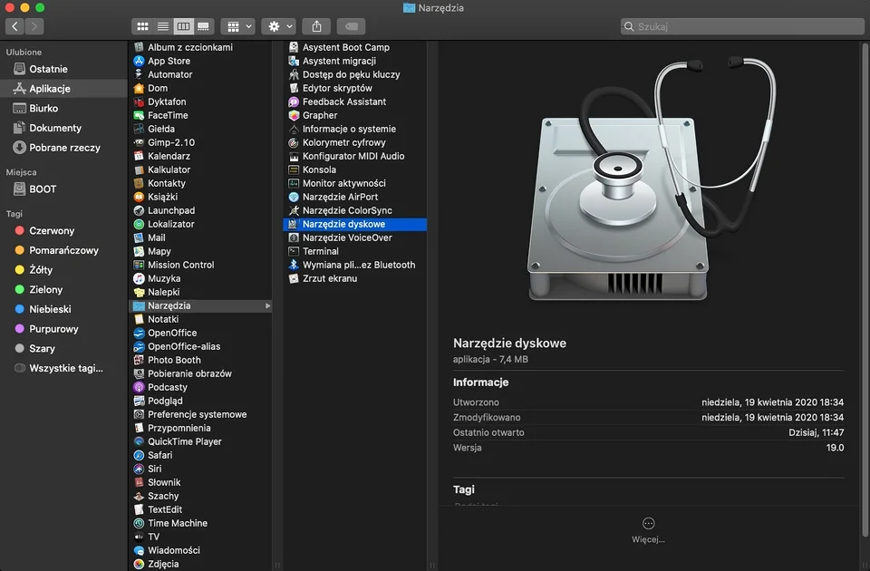 Ilustracja przedstawia okno Finder w systemie macOS. Ukazana jest lokalizacja Narzędzia dyskowego, znajduje się ono kolejno w folderach: Aplikacje, Narzędzia. 