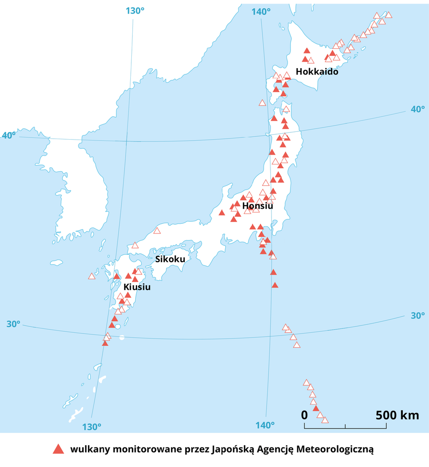 Mapa Japonii, na której czerwonymi trójkątami oznaczono wulkany monitorowane przez Japońską Agencję Meteorologiczną. Pozostałe wulkany oznaczono trójkątami o czerwonych obwodach i białych środkach. Lądy oznaczono na biało, wody kolorem błękitnym. Na mapie południki i równoleżniki co dziesięć stopni. W prawym dolnym rogu pozioma podziałka z wartościami co dwieście pięćdziesiąt kilometrów. Na mapie oznaczono kilkadziesiąt wulkanów. Układają się w linii od północnego wschodu archipelagu, biegną przez wyspę Hokkaido, dalej na południe przez Honsiu. Mniej więcej w połowie wyspy, na linii Tokio, łańcuch wulkanów kieruje się na południowy wschód, sięga daleko w głąb oceanu. Druga linia wulkanów koncentruje się na wyspie Kiusiu na południowym zachodzie, biegnie na południe od wyspy. Około połowa wulkanów to wulkany monitorowane, zlokalizowane są przede wszystkim na terenie wysp. Większość wulkanów z dala od głównych wysp pozostaje niemonitorowana. 