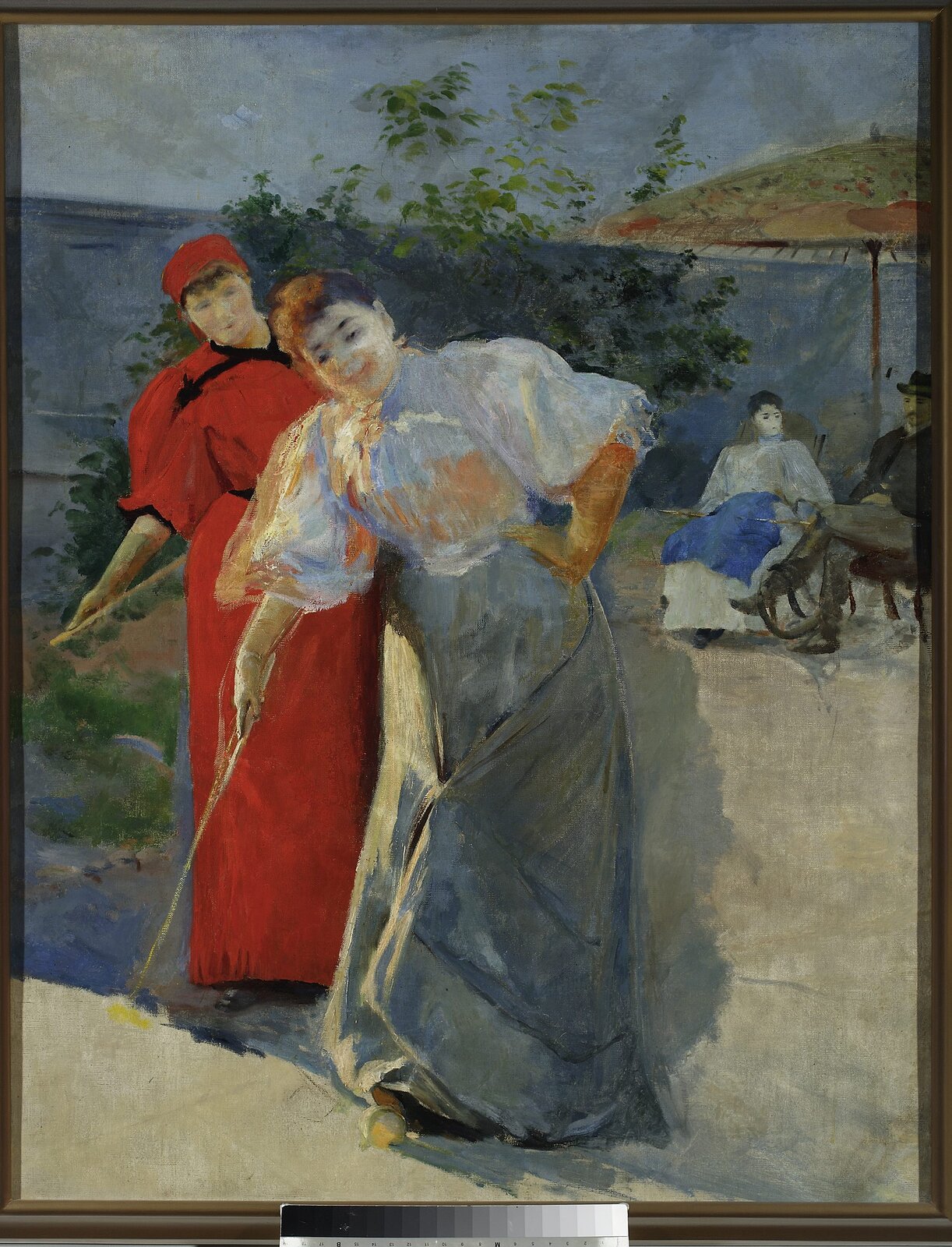 Ilustracja o kształcie pionowego prostokąta przedstawia obraz Leona Wyczółkowskiego „Gra w krokieta”. Ukazuje dwie kobiety podczas gry w krokieta. Damy ubrane są w długie suknie. W prawych dłoniach trzymają kije do gry w krokieta, Stojąca na pierwszym planie lewą dłonią podpiera się pod bokiem i jest lekko pochylona w lewo. Kobieta za nią ma założoną długą, czerwoną suknię. Wykonuje podobny gest. W tle pod parasolem na plaży siedzi para. W dali widać taflę wody. 