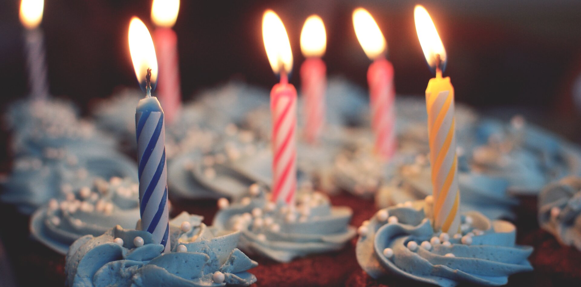 Na przyjęciu nie może zabraknąć urodzinowych świeczek… Na przyjęciu nie może zabraknąć urodzinowych świeczek… Źródło: domena publiczna.