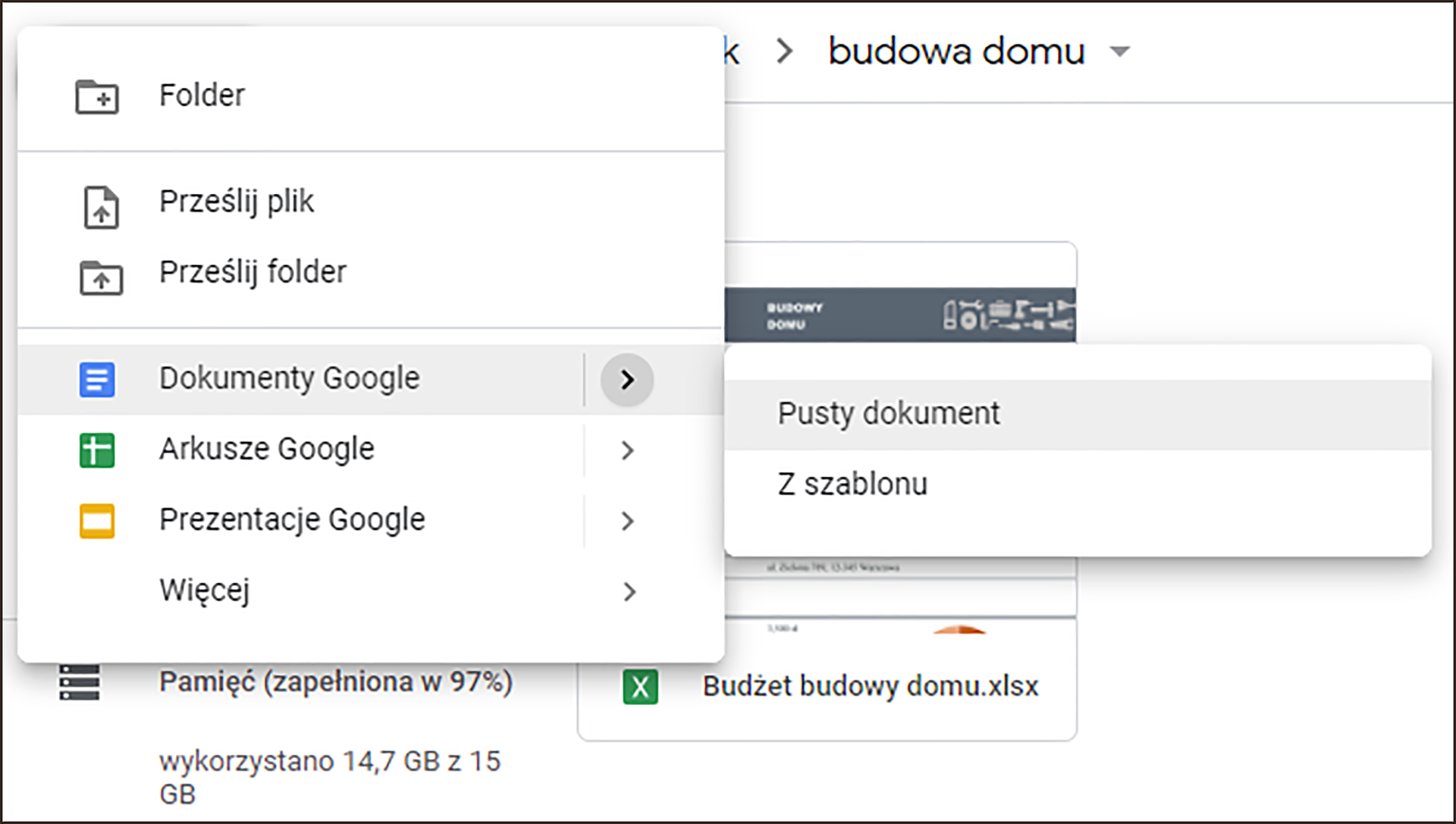 Ilustracja przedstawiająca tworzenie dokumentu na dysku Google. Po lewej znajduje się menu z opcjami: Folder, Prześlij plik, Prześlij folder, Dokumenty Google, Arkusze Google, Prezentacje Google, Więcej. Wybrano Dokumenty Google. Obok drugie menu z opcjami: Pusty dokument oraz Z szablonu. Zaznaczono Pusty dokument. 