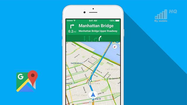 Ilustracja przedstawia smartfon, na ekranie którego wyświetlony jest fragment mapy w aplikacji Google maps. Po lewej od smartfona widnieje logo tej aplikacji - zielony trójkąt z literą gie przedzielony żłta linią od niebieskiego i szarego trójkąta. W niebieski trójkąt wbity czerwony znacznik w kształcie odwróconej kropli. 