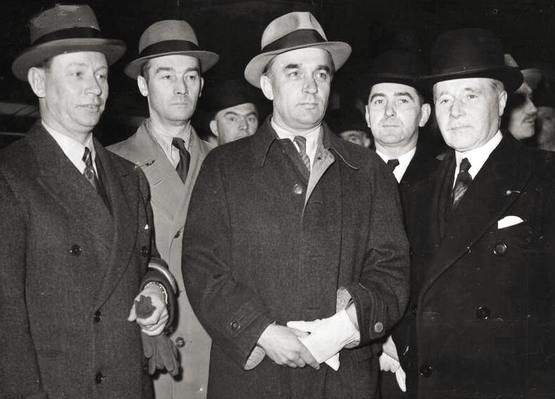 Zdjęcie przedstawia Juliusza Łukasiewicza, ambasadora RP we Francji, gen. Tadeusza Kasprzyckiego, ministra spraw wojskowych RP i gen. Maurice Gamelina, naczelnego dowódcy sił francuskich. Mężczyźni stoją obok siebie ubrani w eleganckie płaszcze, na głowach mają kapelusze.