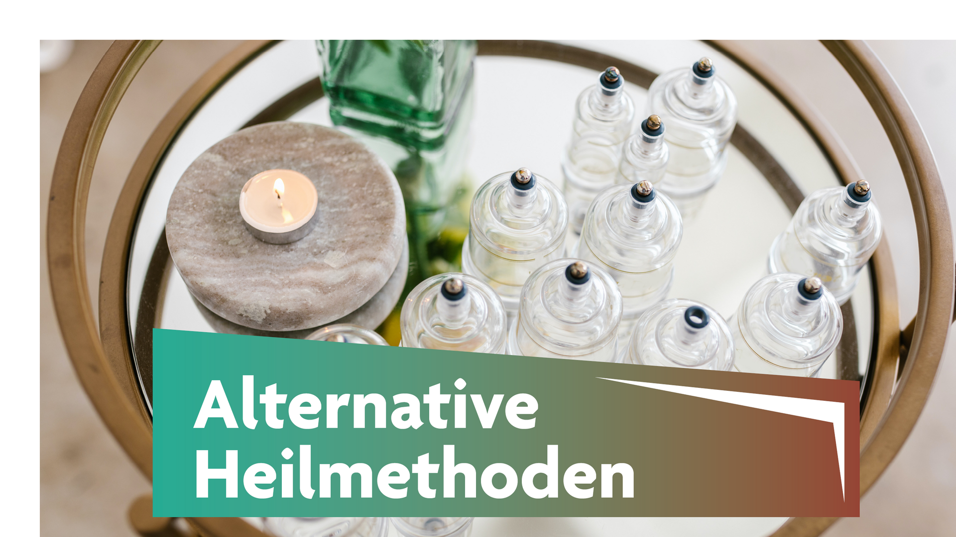 Ilustracja przedstawia tacę, na której ustawione są świeczki oraz flakoniki z olejkami do aromaterapii. Ilustracja jest podpisana Alternative Heilmethoden.