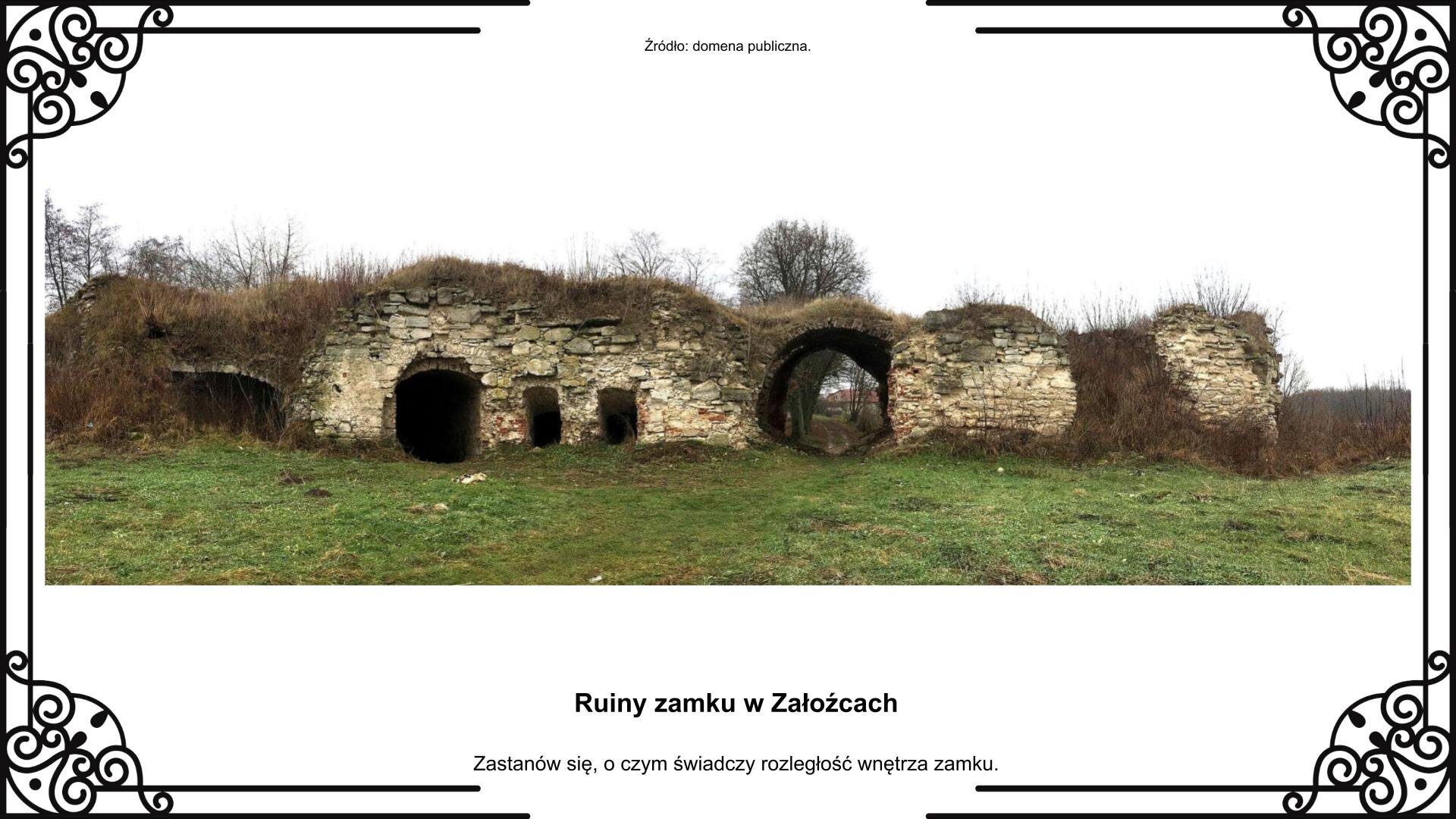 Slajd przedstawia planszę ze zdjęciem fragmentu ruin murów obronnych od strony dziedzińca zamku z widoczną bramą wjazdową. Na pierwszym planie widać dziko rosnącą trawę. Fotografii towarzyszy napis informacyjny i zwrot w stronę ucznia: Zastanów się, o czym świadczy rozległość wnętrza zamku