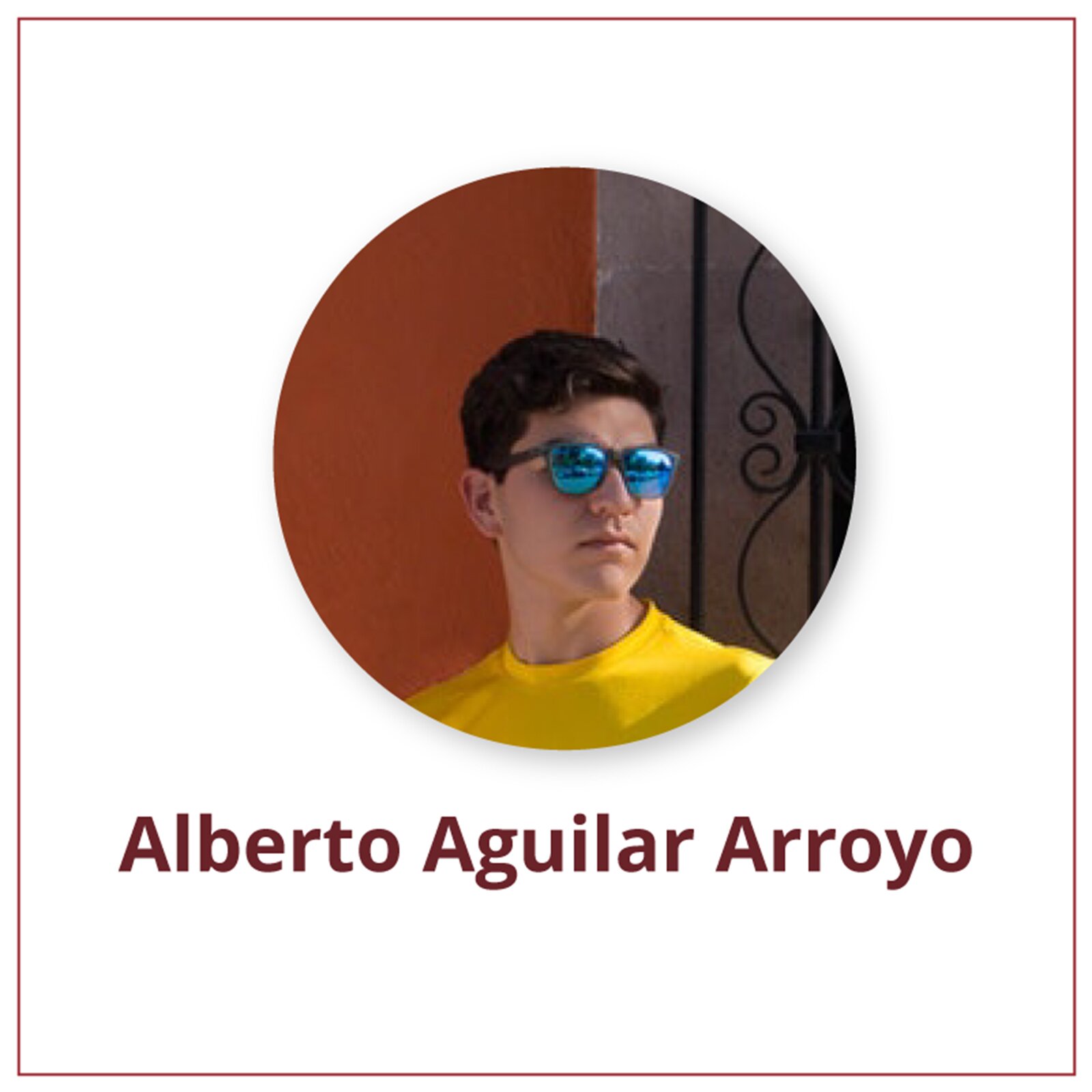 Ilustracja przedstawia młodego mężczyznę o ciemnych, krótkich włosach w okularach przeciwsłonecznych o niebieskich, lustrzanych szkłach. Zdjęcie podpisane jest Alberto Aguilar Arroyo.