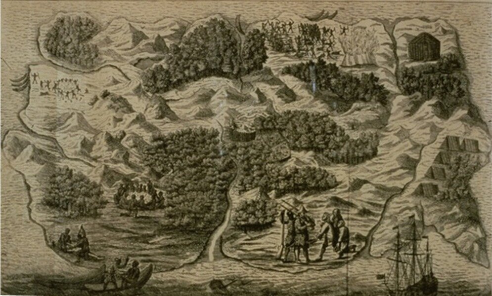 Grafika przedstawia mapkę wyspy. Jej kształt zbliżony jest do prostokąta. W centrum znajduje się okrągły element (cokół), na którym siedzi człowiek. Poniżej rozciąga się gęsty las, przecięty strumieniem płynącym od cokołu aż do morza. Po lewej stronie, na skraju lasu, widać grupę ludzi siedzących w kręgu. Poniżej, na brzegu, widać dwie zajęte pracą osoby, które pochylają się nad czymś. Po prawej, poniżej linii lasu, na brzegu stoi dwóch uzbrojonych w strzelby mężczyzn, a obok nich trzech jeńców ze związanymi z przodu rękami. Nieopodal brzegu, po prawej stronie znajduje się statek ze zwiniętymi żaglami. Po lewej stronie widać łódkę z dwiema osobami. Powyżej cokołu wyznaczającego środek wyspy zaznaczono pasmo górskie, ciągnące się od centrum w lewo, aż do brzegu wyspy. Po prawej stronie, wzdłuż ściany lasu, również zaznaczono pasmo pagórków, a za nim strumień płynących wzdłuż prawego brzegu wyspy. Za nim na plaży stoi pięć szałasów. Powyżej widnieją dwa skupiska drzew, a nad w prawym górnym narożniku wyspy okrągła, drewniana budowla. Na lewo od niej, na wysokości cokołu wyznaczającego centrum wyspy, narysowano grupę walczących ze sobą osób. Za nią jest las, który sięga do ciągnącego się w poprzek pasma gór. Za nim, w prawym górnym narożniku wyspy znajduje się skupisko drzew, a poniżej kolejna grupa ludzi, tańcząca w kręgu. Obok nich, na brzegu znajdują się trzy łódki, a przy nich trzy osoby ze wzniesionymi rękami. Jedna z nich trzyma łuk. 