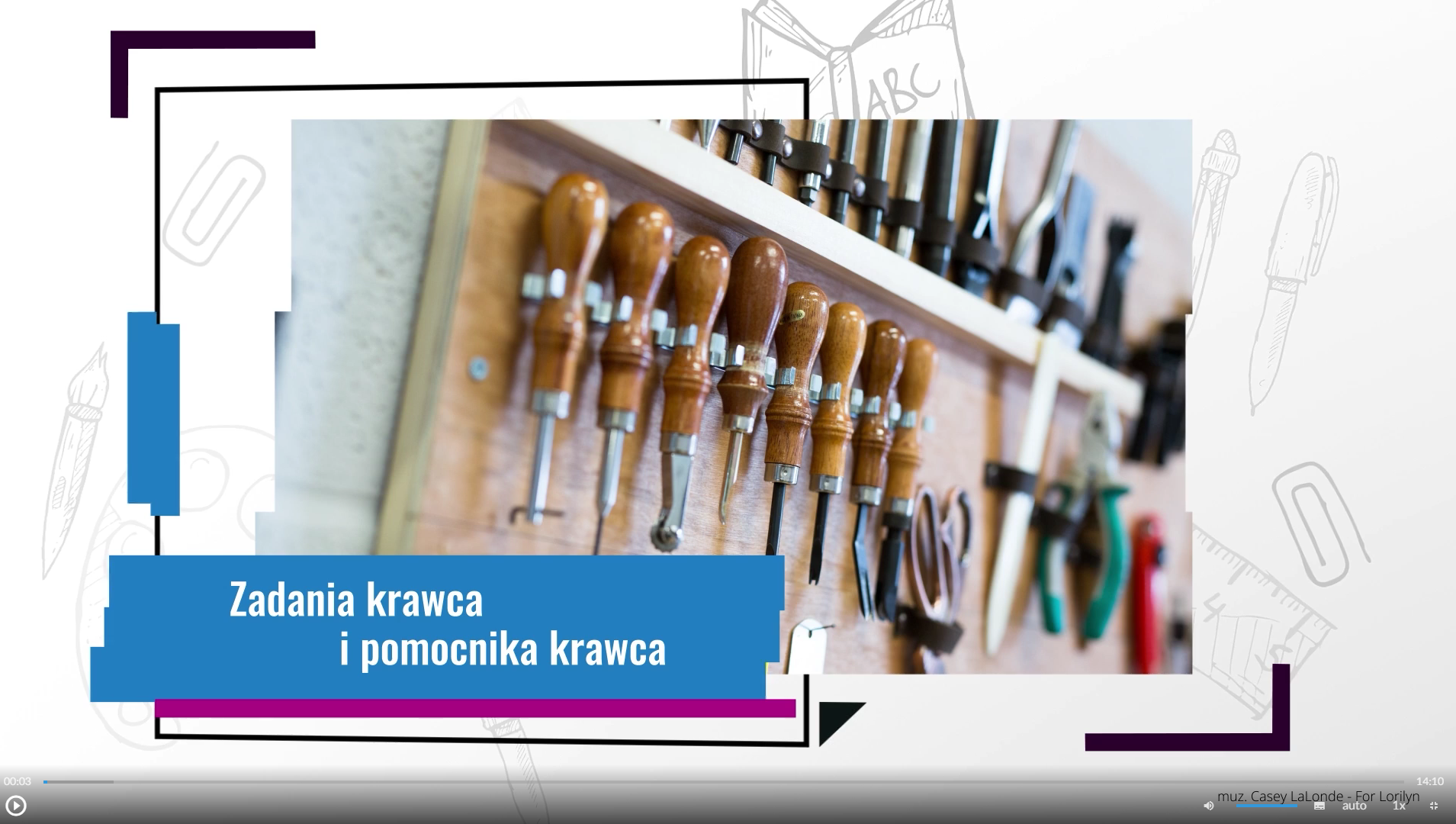 Grafika przedstawia ekran odtwarzacza filmu. W dolnym, lewym rogu ramka z tytułem filmu: Zadania krawca i pomocnika krawca. W tle zdjęcie narzędzi wiszących na ścianie. W dolnej części znajdują się ikony nawigacyjne. W lewym dolnym rogu jest ikona trójkąta w kole, która służy do włączenia/wyłączenia filmu. Pośrodku dolnej części znajduje się ikona głośnika, a obok niego jest niebieska linia regulacji poziomu głośności. Obok jest ikona przedstawiająca fragment sylwetki człowieka (głowa i górna część tułowia), która służy do włączenia audiodeskrypcji. Po prawej stronie głowy znajdują się dwa białe półkola - zewnętrzne większe, wewnętrzne mniejsze. Obok znajduje się biały prostokąt z czarnymi, małymi polami w dolnej części, który służy do włączenia napisów. Obok napis "auto", który służy do zmiany jakości odtwarzania filmu. Dalej na prawo napis: "jeden x". Służy on do zmiany tempa odtwarzania filmu. W prawym dolnym rogu białe, przerywane kontury kwadratu. Ikona ta służy do włączenia trybu pełnoekranowego. 