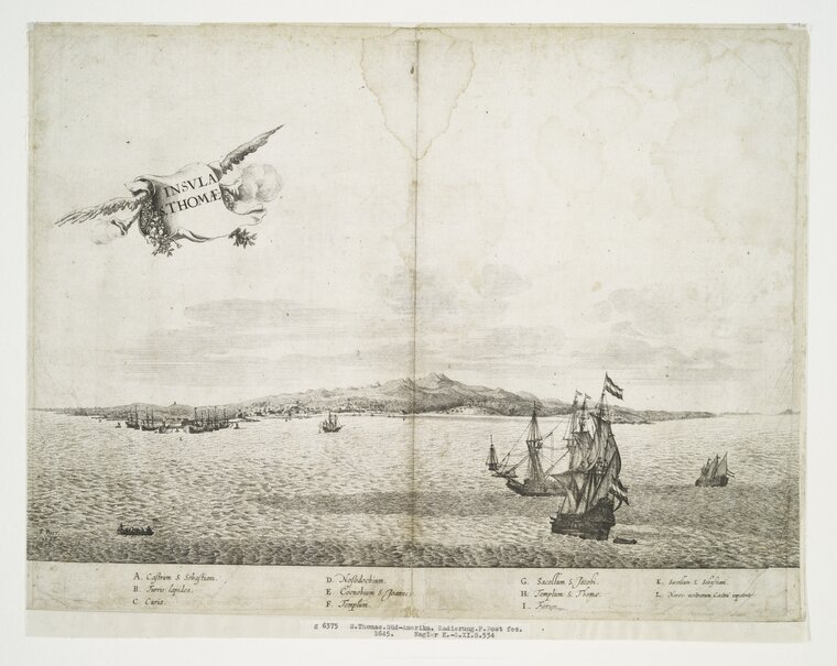 Czarno‑biała rycina przedstawia widok na wyspę znajdującą się w oddali. Na pierwszym planie morze, po którym płyną statki. W prawym dolnym rogu widoczne dwa duże, które mają rozłożone żagle. W lewym górnym rogu napis: „Insvla s. Thomae”. Pod ilustracją nieczytelne napisy. 