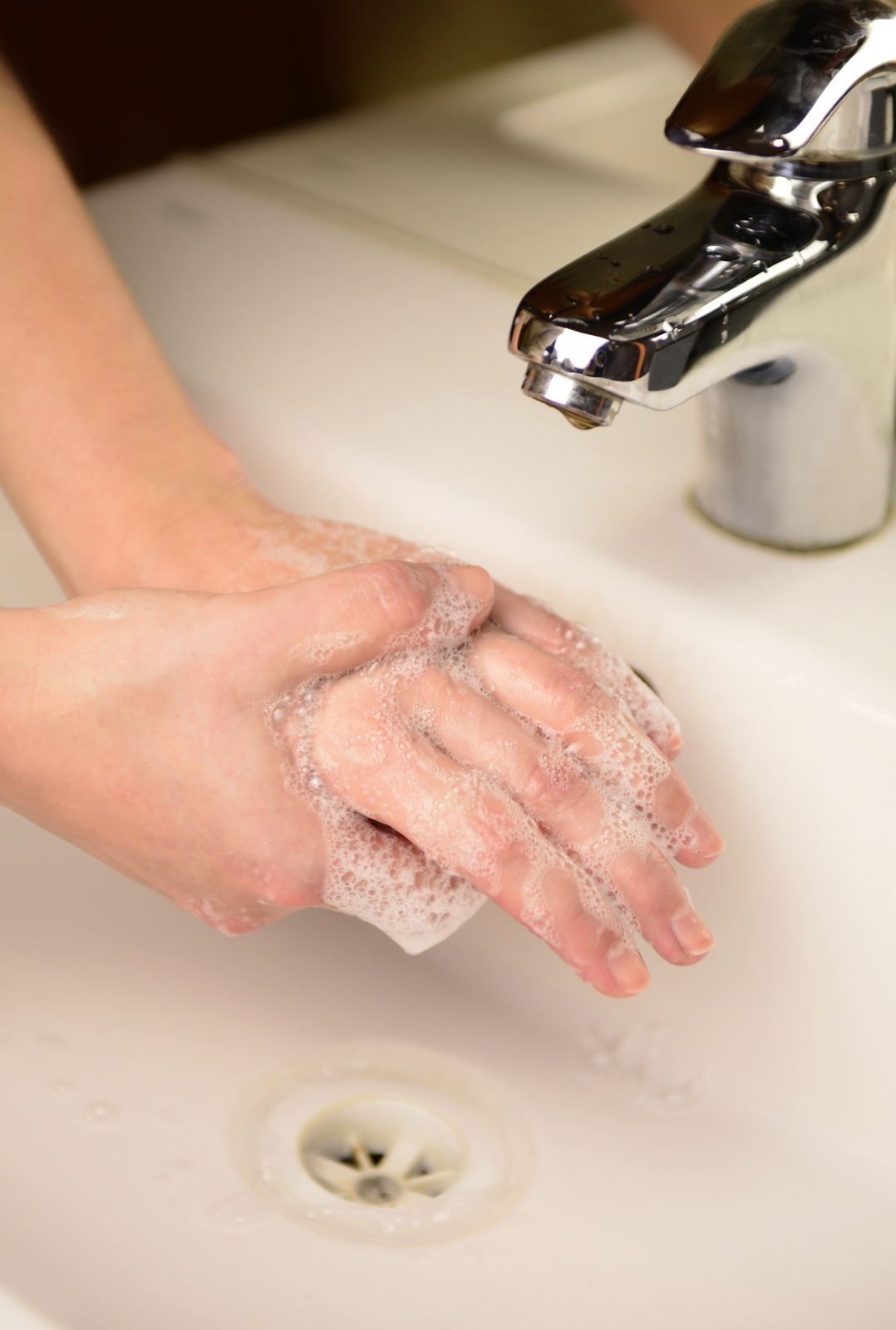 Zdjęcie przedstawiające dwie namydlone dłonie.