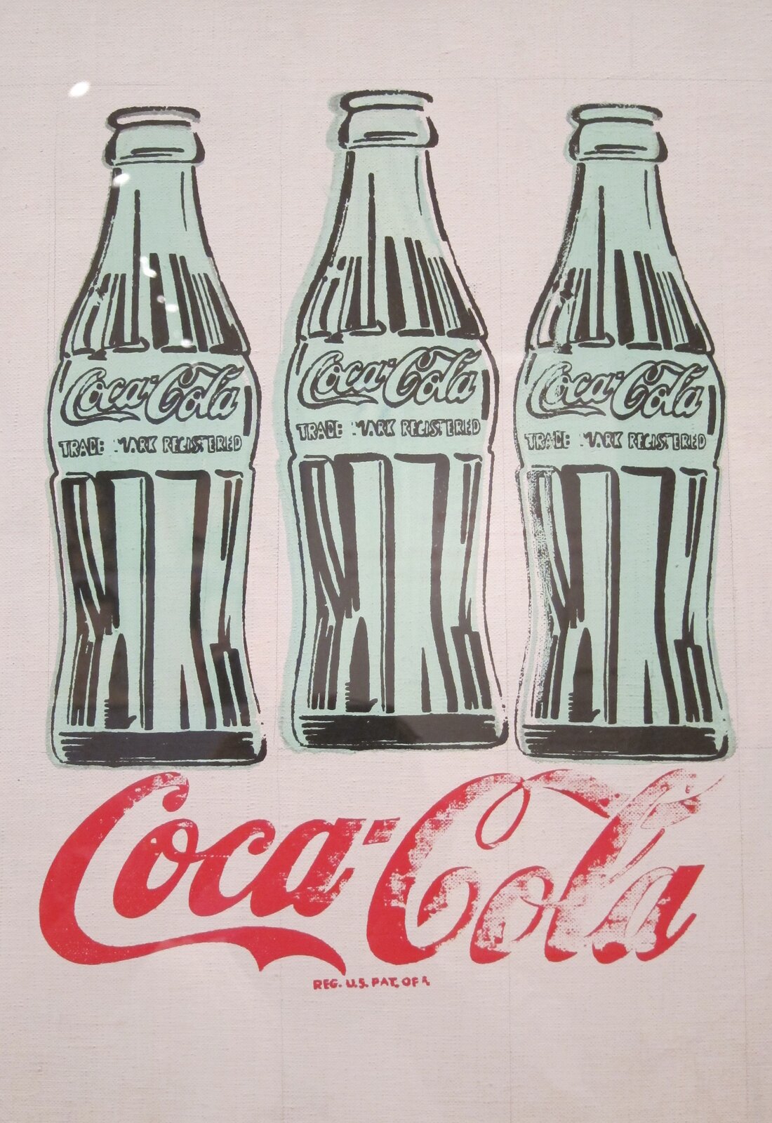 Ilustracja przedstawia pracę Andy'ego Warhola „Coca-Cola”. Sitodruk ukazuje trzy butelki o niebieskawym odcieniu. Pod nimi zamieszczone jest logo Coca-Coli, które po prawej stronie jest słabiej odbite.