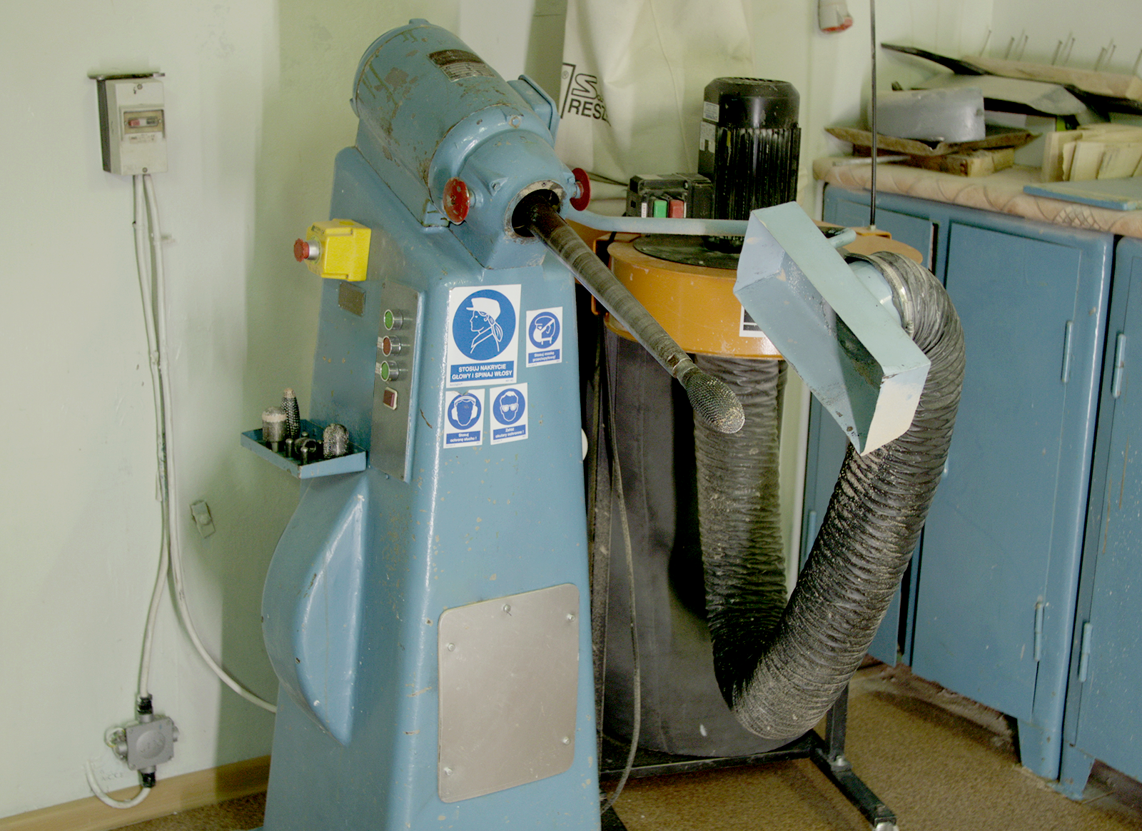 Frezarko‑wydrążarka jest to duże urządzenie o wysokości około metra. Ma metalową prostopadłościenną obudowę. Na jednej ze ścian znajduje się kilka przycisków. Na szczycie urządzenia znajduje się głowica z długą metalową końcówką - wiertłem.