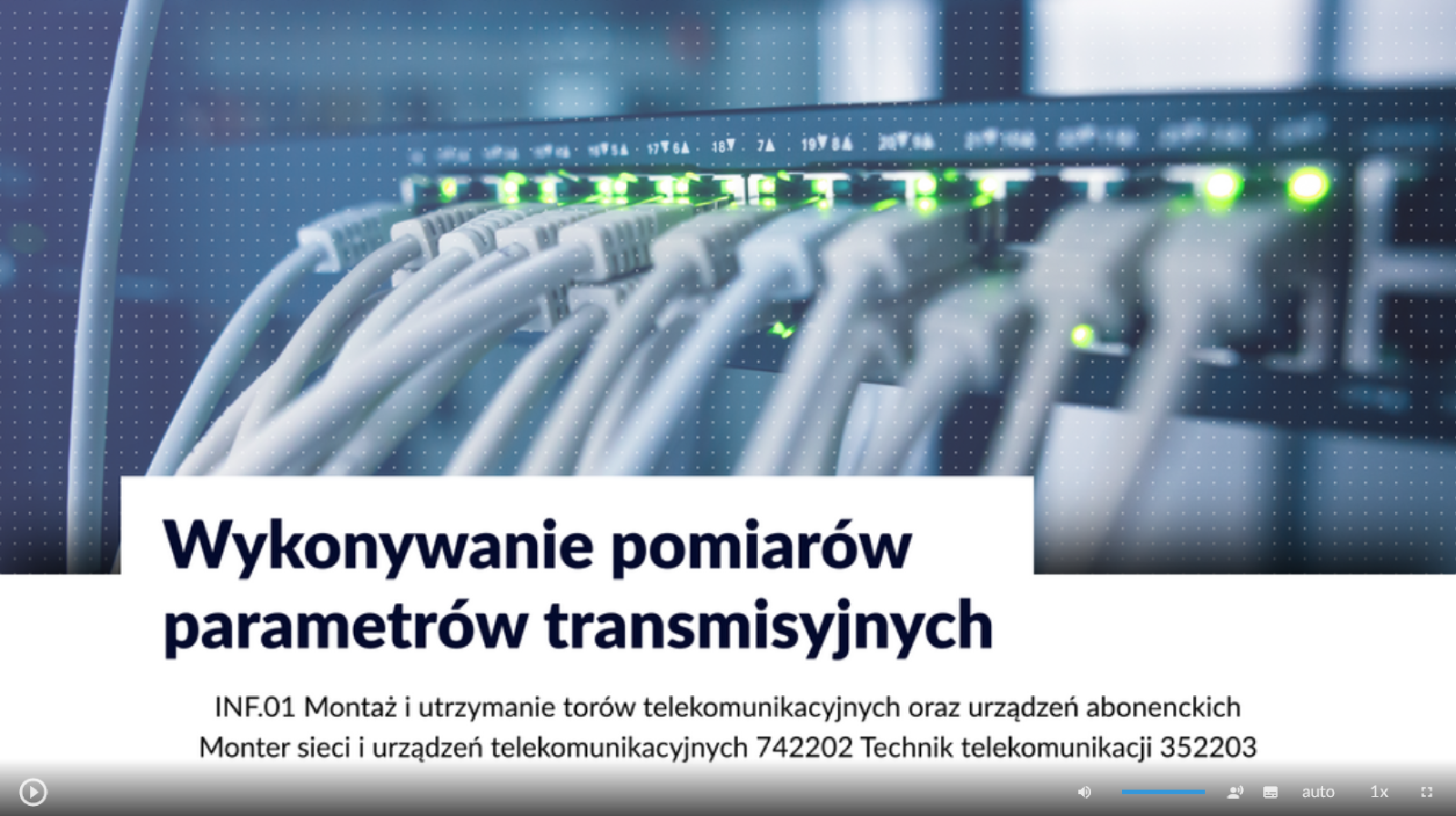 Zdjęcie przedstawia wygląd ekranu odtwarzania filmu. Zdjęcie okładkowe przedstawia szereg gniazd, do których podpięte są przewody. Poniżej znajduje się tytuł filmu: wykonywanie pomiarów parametrów transmisyjnych. W dolnej części ekranu znajdują się ikony z różnymi opcjami. W dolnym lewym rogu widać ikonę trójkąta w kółku. Jest to ikona włączania odtwarzania filmu. Kolejna ikona znajduje się dopiero w połowie ekranu dolnego paska. Jest to ikona megafonu. Obok niej widać niebieski pasek, który oznacza poziom głośności. Obok znajduje się ikona człowieka, od którego głowy odchodzą dwie fale. Umożliwia ona włączanie alternatywnej ścieżki dźwiękowej. Dalej znajduje się mały biały prostokąt z czarnymi paskami w jego dolnej części. Pozwala ona na włączenie napisów. Kolejna ikona to napis auto, która umożliwia wybranie jakości filmu. Obok niej widać ikonę jedynki z iksem. Po kliknięciu na nią można wybrać szybkość odtwarzania filmu. Ostatnia ikona to kreski tworzące kwadrat. Kreski te tworzą jedynie krawędzie kwadratu. Jest to opcja włączania trybu pełnoekranowego.