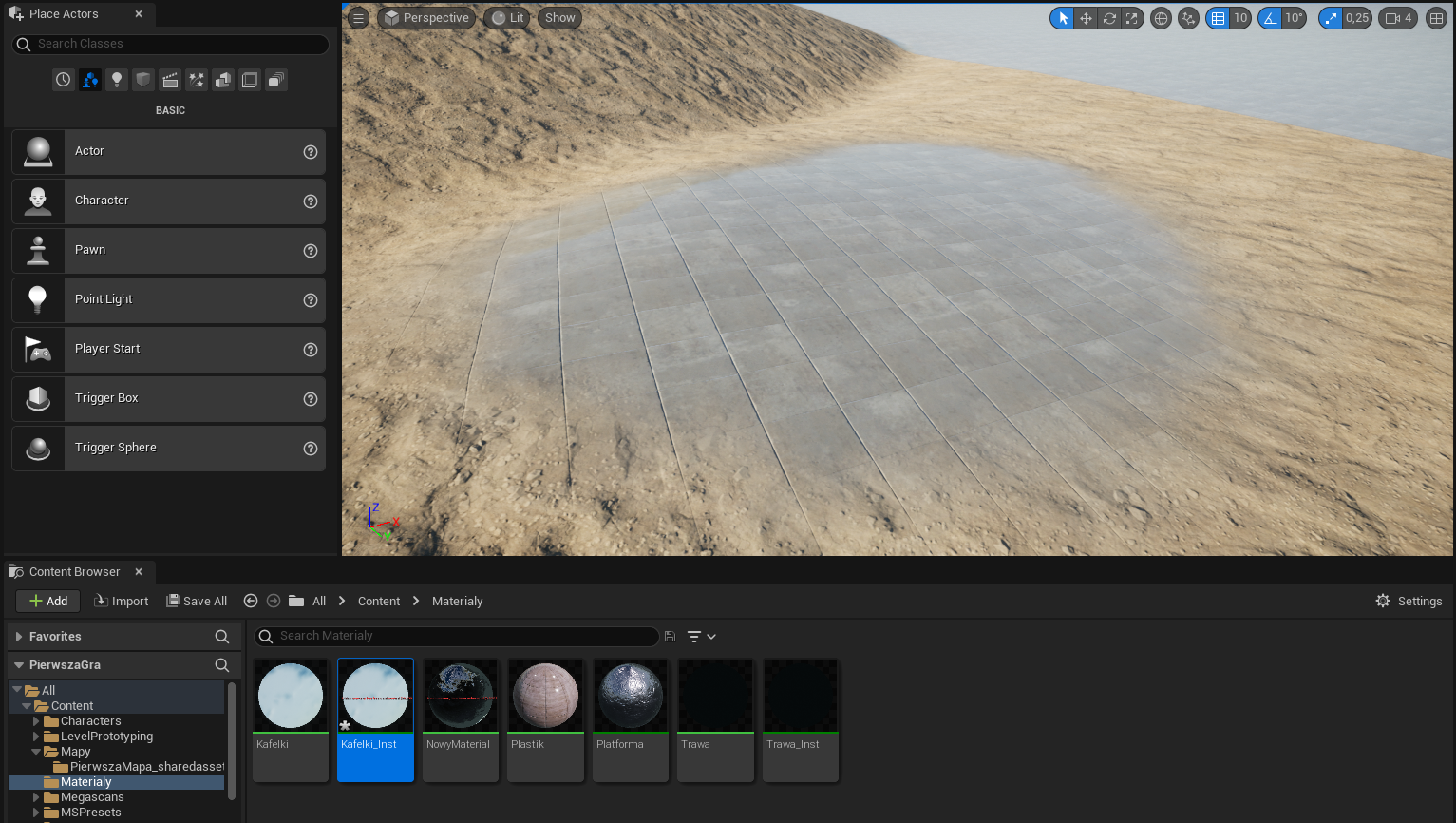 Ilustracja przedstawia zrzut ekranu - panel programu  Unreal Engine . W centralnej części znajduje się piaskowa, chropowata przestrzeń z terenem podnoszącym się ukośnie w górę w lewym górnym rogu. Pośrodku płaszczyzny znajduje się szara powierzchnia zbudowana z prostokątnych kafelków.  Z lewej strony znajduje się menu programu z zakładką:  Place Actors  i okienka z grafikami i napisem: grafika przedstawiająca kulę na kwadratowej podstawce i napis  Actor , grafika przedstawiająca ludzkie popiersie i napis  Character , grafika przedstawiająca pionek szachowy i napis  Character , grafika przedstawiająca żarówkę i napis  Point Light , grafika przedstawiająca trójkątną chorągiewkę oraz kontroler do sterowania konsolą i napis  Player Start , grafika przedstawiająca sześcian na okrągłej podstawce i napis  Trigger Box , grafika przedstawiająca kulę na okrągłej podstawce i napis  Trigger Sphere . Poniżej, w dolnym pasku znajduje się menu  Content Browser  z zakładkami:  Add, Import, Save All, All > Content > Materiały . Niżej znajdują się dwie zakładki – zwinięta zakładka  Favorites  oraz rozwinięta zakładka PierwszaGra ze ścieżką dostępu:  All -> Content -> Characters, LevelPrototyping,  Mapy, Materiały -> PierwszaMapa_sharedasset,  Megascans, MSPresets . Obok znajdują się prostokątne pola z okręgami oraz podpisem: Niebieska kula z podpisem: Kafelki, Niebieska kula z czerwoną linią przebiegającą poziomo przez środek okręgu z podpisem: Kafelki_Inst, Czarna kula z czerwoną linią przebiegającą poziomo przez środek okręgu z podpisem: NowyMaterial, Beżowa kula z podpisem: Plastik, Srebrna, błyszcząca kula z podpisem: Platforma, czarne pole z napisem; Trawa, Trawa_Inst. 
