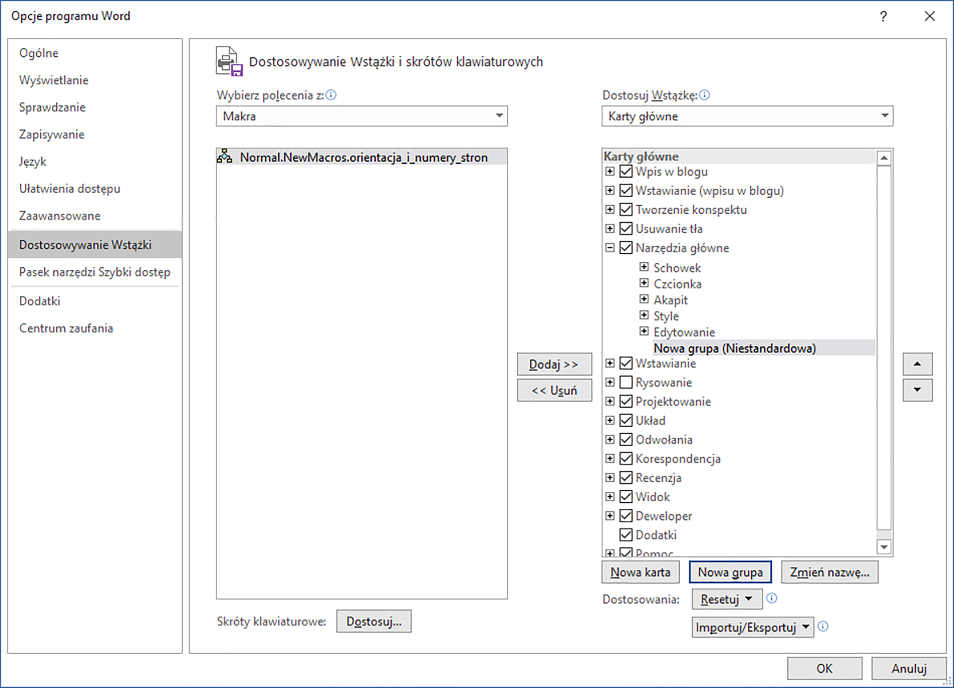Zrzut ekranu przedstawia okno dialogowe: Opcje programu Word.  W lewym menu wybrano opcję: Dostosowywanie wstążki.  W polu wybierz polecenia z wybrano: makra.  W oknie poniżej wybrano: Normal.NewMacros.orientacja_i_numery_stron.   W polu: Dostosuj wstążkę wybrano: karty główne.  W oknie karty główne znajdują się zaznaczone opcje: Wpis w blogu.  Wstawianie.  Tworzenie konspektu.  Usuwanie tła.  Narzędzia główne.  Wstawianie.  Projektowanie.  Układ.  Odwołania.  Korespondencja.  Recenzja.  Widok.  Deweloper.  Dodatki.  W narzędziach głównych zaznaczono nowa grupa (niestandardowa).  Poniżej znajdują się przyciski: Nowa karta, Nowa grupa, Zmień nazwę.  W polu dostosowania wybrano: Resetuj oraz Importuj/eksportuj.  Okno to posiada takie przyciski jak ok oraz anuluj.