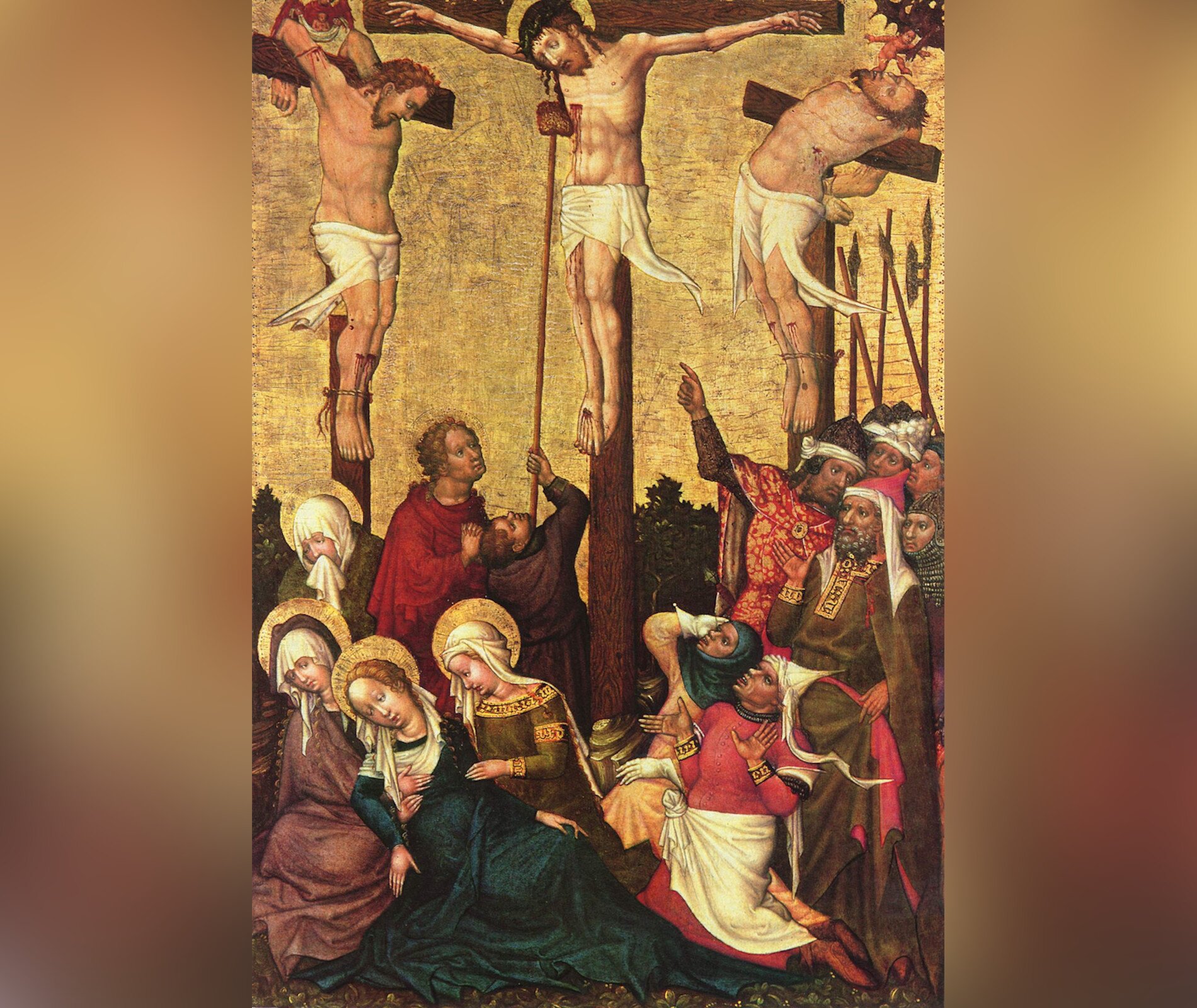 Obraz przedstawia ukrzyżowanego Jezusa Chrystusa. Obok jego krzyża znajdują się dwa inne krzyże z ukrzyżowanymi mężczyznami. Wokół krzyży zgromadzeni są ludzie. pokazują na mężczyzn wiszących na krzyżach. Jest też leżąca i rozpaczająca Matka Boża w otoczeniu dwóch kobiet. 
