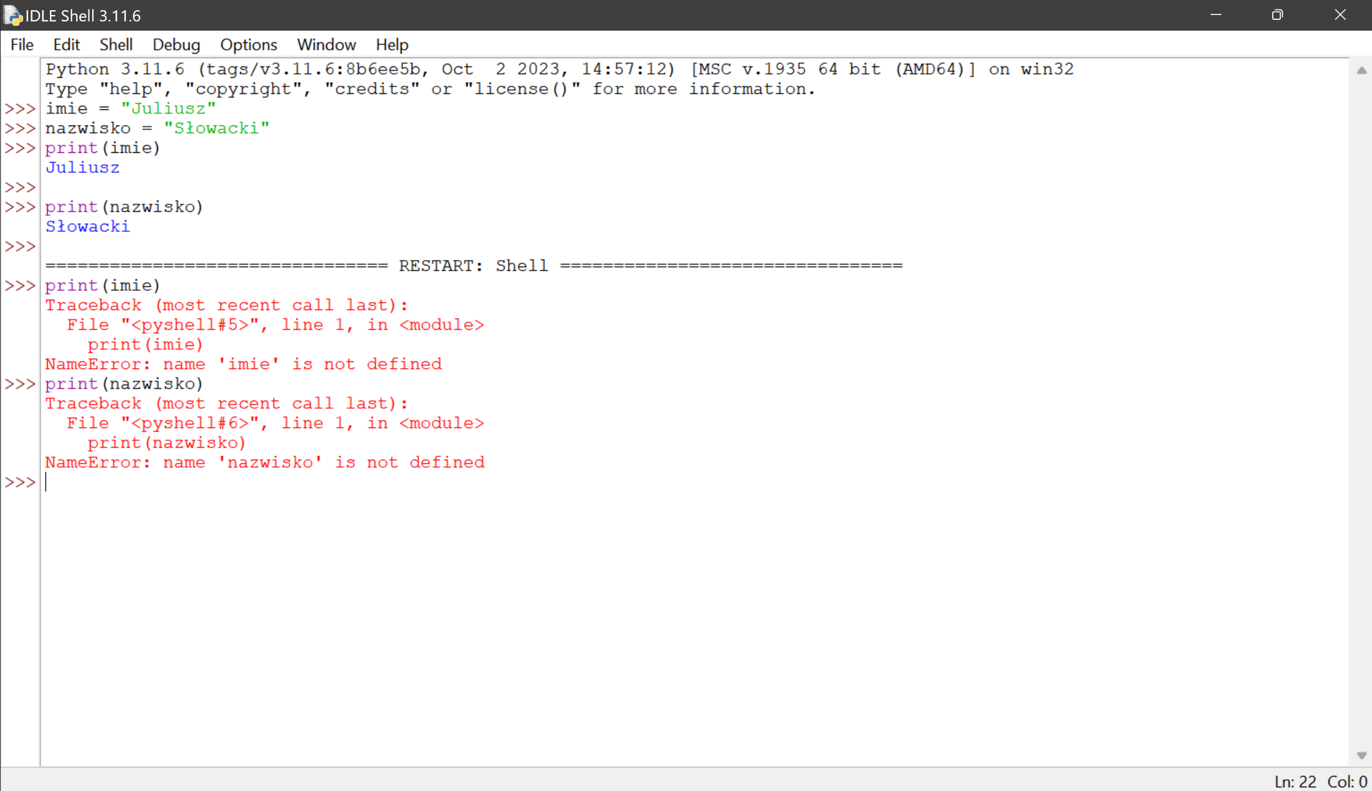 Ilustracja przedstawia okno środowiska IDLE, zdefiniowano zmienne imie, nazwisko. Przypisano im wartości imie = "Juliusz", nazwisko = "Słowacki". Następnie wywołano kolejno dla tych zmiennych funkcję print(). Po wyświetleniu obu zmiennych, zresetowano środowisko. Wywołano print dla zmiennej imie, środowisko wyświetla błąd NameError: name 'imie' is not defined. To samo zrobiono dla zmiennej nazwisko, otrzymano ten sam błąd NameError: name 'nazwisko' is not defined.