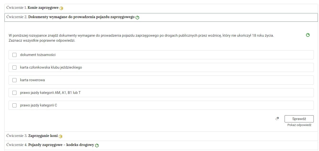 Grafika przedstawia przykładowe ćwiczenie wielokrotnego wyboru w harmonii. Na grafice znajduje się harmonia składająca się z pięciu wierszy. Wewnątrz każdego z nich został umieszczony numer ćwiczenia wraz z nazwą działu, którego dotyczy. Z boku dodatkowo znajduje się ikonka w kształcie sześciokąta oznaczająca poziom trudności. Zielona oznacza łatwy, żółta średni, a czerwona trudny. Wiersz z ćwiczeniem drugim jest rozwinięty. Pod nim znajduje się szerokie okienko. W nim zawiera się ćwiczenie wielokrotnego wyboru. Składa się z polecenia, pod którym usytuowane są możliwe odpowiedzi. Są cztery. Przy każdej z nich znajduje się kwadrat z czarnym obramowaniem i białym wypełnieniem. Jego zaznaczenie oznacza wybranie danej odpowiedzi jako poprawnej. Na samym dole umieszczony jest prostokąt z czarnym obramowaniem i białym wypełnieniem. Wewnątrz niego znajduje się napis: Sprawdź. Pod przyciskiem umieszczony został natomiast napis: Pokaż odpowiedź. Dodatkowo z boku znajduje się ikonka gumki. Jej wciśnięcie spowoduje wymazanie dotychczasowo zaznaczonych odpowiedzi.