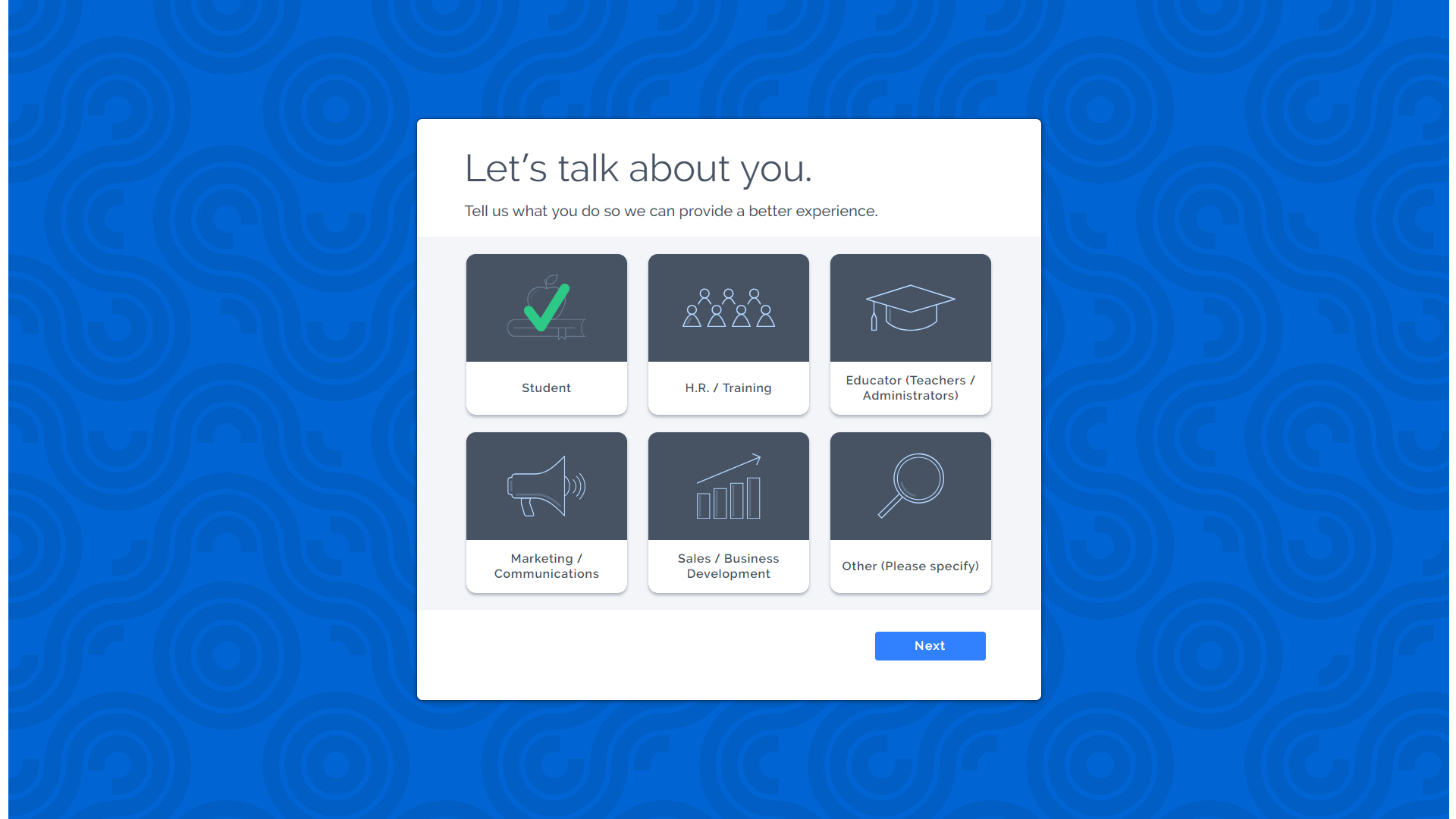 Zrzut z ekranu przedstawia formatkę, na której użytkownik prezi może wybrać grupę, do której będzie należeć (użytkownicy zajmują się w grupach podobnymi zadaniami, mają podobne zainteresowania). Na górze napis Let's talk about you. Poniżej napis: Tell us what you do so we can provide a better experience. Poniżej 6 ikonografik, po trzy w dwóch rzędach. Pierwsza zaznaczona zielonym znaczkiem przypominającym literę V przedstawia jabłko leżące na książce oraz napis Student. Druga przedstawia symbole siedmiu ludzi (w dwóch rzędach: 4 osoby, za nimi 3) oraz napis: H.R. / Training. Trzecia przedstawia studencką czapkę z frędzlem oraz napis: Educator (Teachers / Administrators). Poniżej czwarta przedstawia megafon oraz napis: Marketing / Communications. Piąta przedstawia 4 prostokątne słupki ustawione od najmniejszego do największego, ponad nimi strzałka pozująca wzrost, pod spodem napis Sales / Business Development. Szósta przedstawia lupę oraz napis: Other (Please Specify). W prawym dolnym rogu formatki przycisk z napisem: Next.