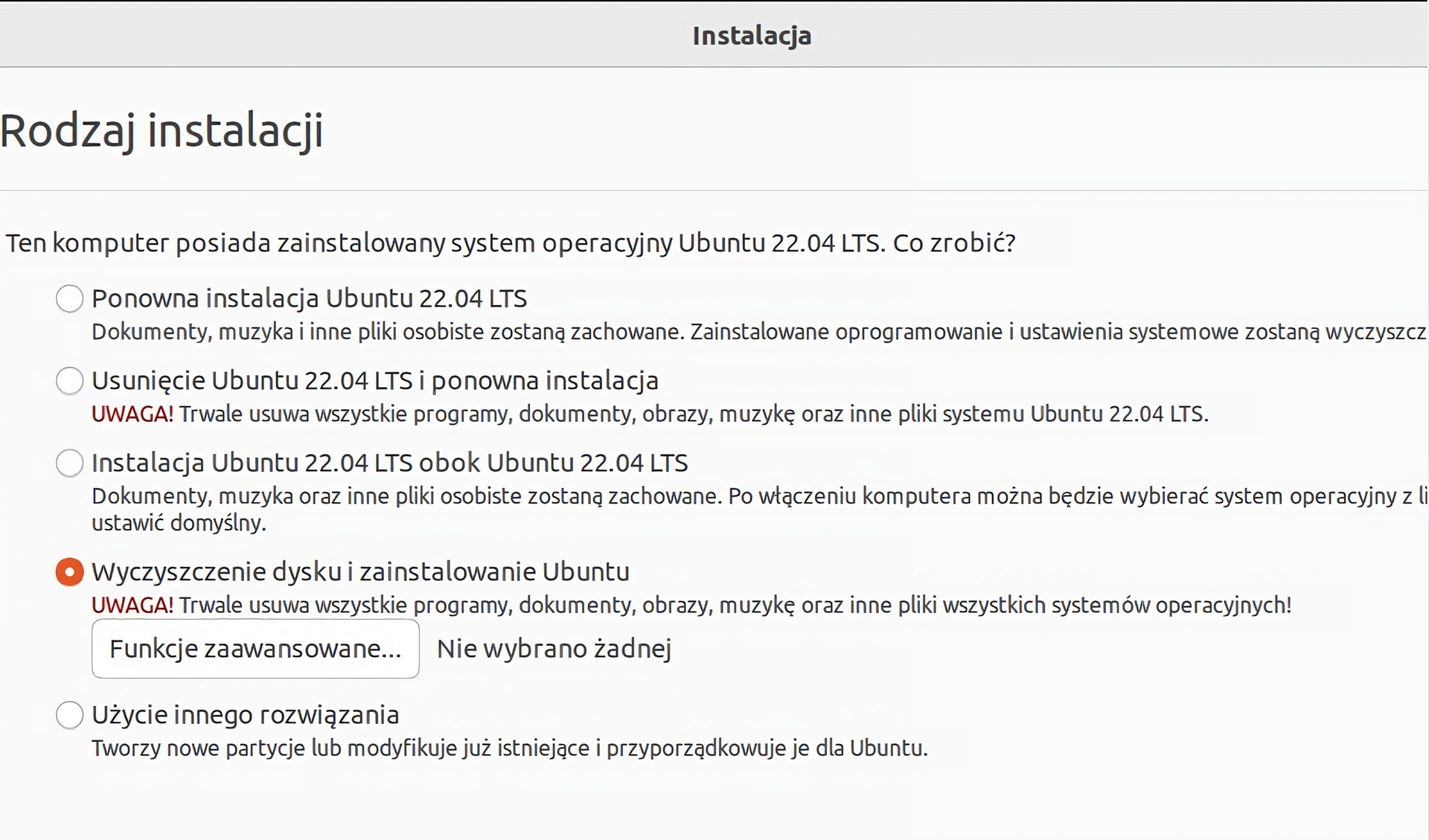 Ilustracja przedstawia okno Rodzaj instalacji podczas uruchamiania nośnika instalacyjnego systemu Ubuntu. Poniżej zawarta jest informacja: Ten komputer posiada zainstalowany system operacyjny Ubuntu 22.04 LTS. Co zrobić? Do wyboru są opcje, od góry: Ponowna instalacja Ubuntu 22.04 LTS, Usunięcie Ubuntu 22.04 LTS i ponowna instalacja, Instalacja Ubuntu 22.04 LTS obok Ubuntu 22.04 LTS. Wyczyszczenie dysku i zainstalowanie Ubuntu, Użycie innego rozwiązania.