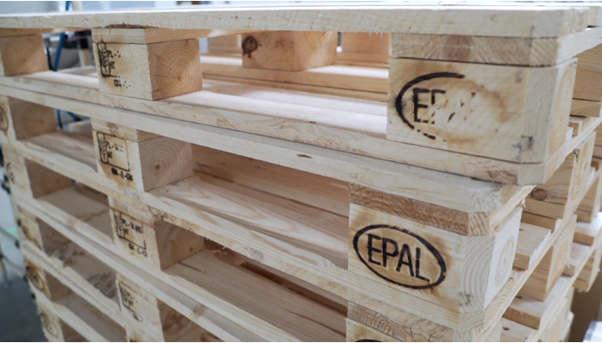 Grafika przedstawia euro palety w magazynie.
Palety ułożone są jedna na drugiej.