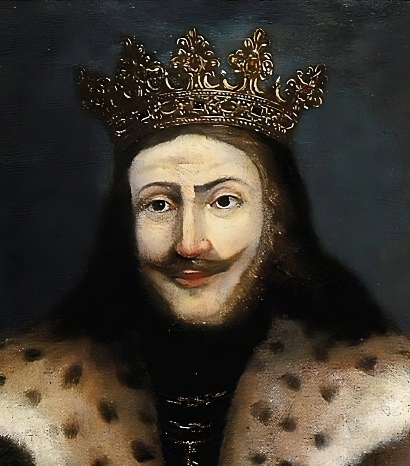 Obraz przedstawia portret króla Ludwika Węgierskiego. Mężczyzna o gęstych, długich, czarnych włosach i podkręconym ku policzkom wąsom patrzy na wprost widza. Nosi na głowie koronę z płytkami w kształcie liści, wysadzaną guzkami i kamieniami szlachetnymi. Na ramionach płaszcz z gronostajem. Spod płaszcza na wysokości klatki piersiowej widać pozłacane zapinki i fragment pozłacanego łańcucha na szyi. Tło ciemne. 