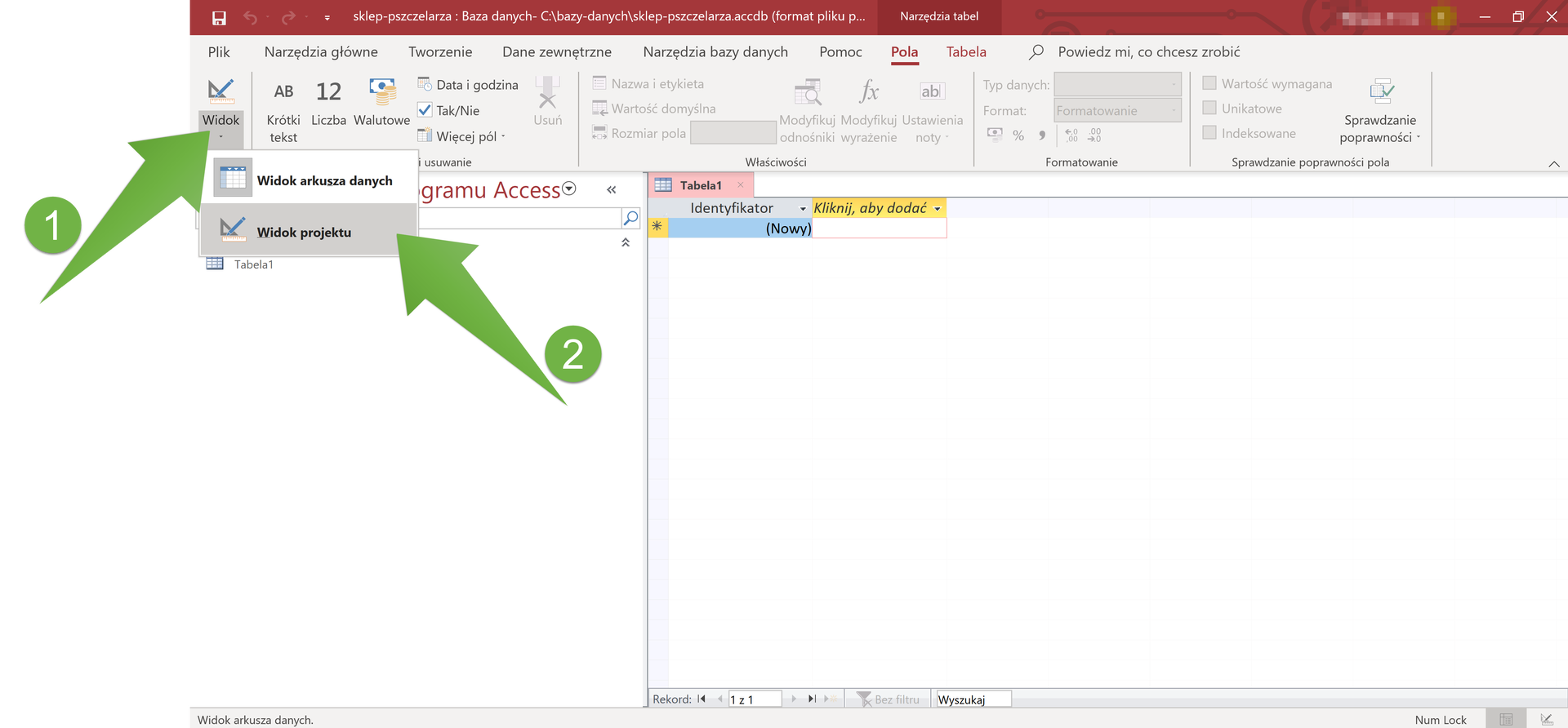 Zrzut ekranu przedstawia okno programu Access. Na zrzut naniesiono dwie strzałki. Strzałka z numerem jeden wpisanym w kółko wskazująca na opcję "Widok" z paska menu. Opcja ta jest rozwinięta w listę: 1. Widok arkusza danych, 2. Widok projektu (ta opcja jest wybrana). Druga strzałka opisana dwójką wpisaną w koło wskazuje wybraną opcję "Widok projektu".
