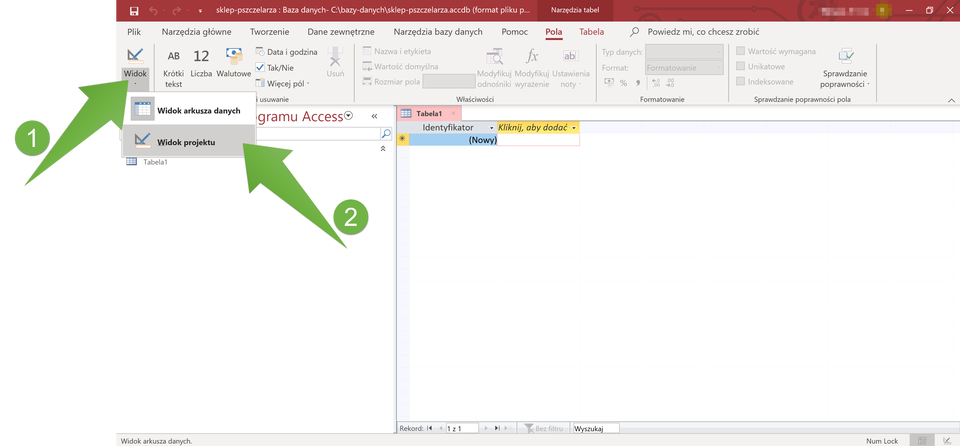 Zrzut ekranu przedstawia okno programu Access. Na zrzut naniesiono dwie strzałki. Strzałka z numerem jeden wpisanym w kółko wskazująca na opcję "Widok" z paska menu. Opcja ta jest rozwinięta w listę: 1. Widok arkusza danych, 2. Widok projektu (ta opcja jest wybrana). Druga strzałka opisana dwójką wpisaną w koło wskazuje wybraną opcję "Widok projektu".
