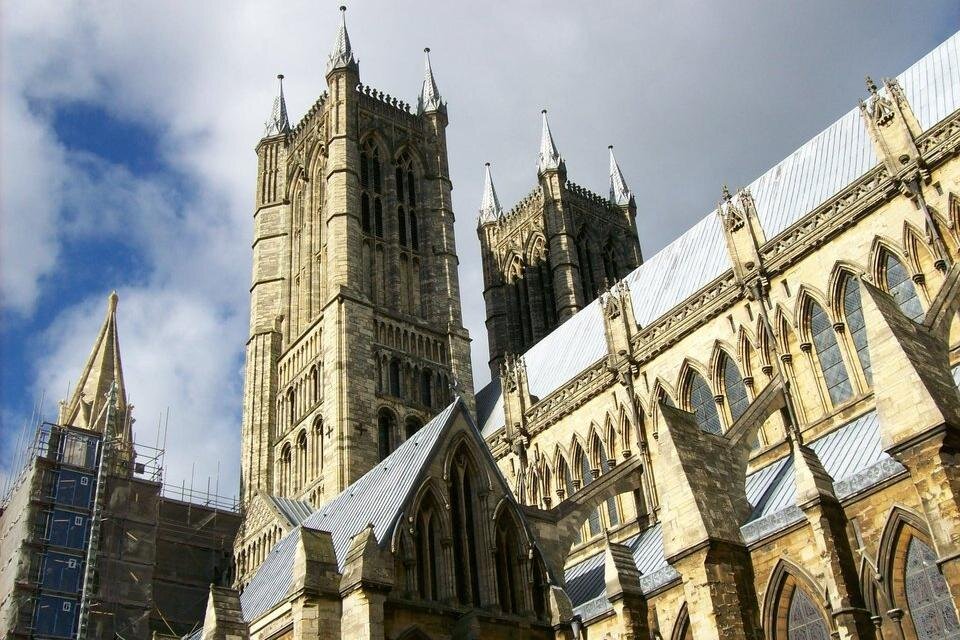 Na kwaśne opady i niszczenie wyjątkowo narażona jest także katedra w Lincoln w Wielkiej Brytanii