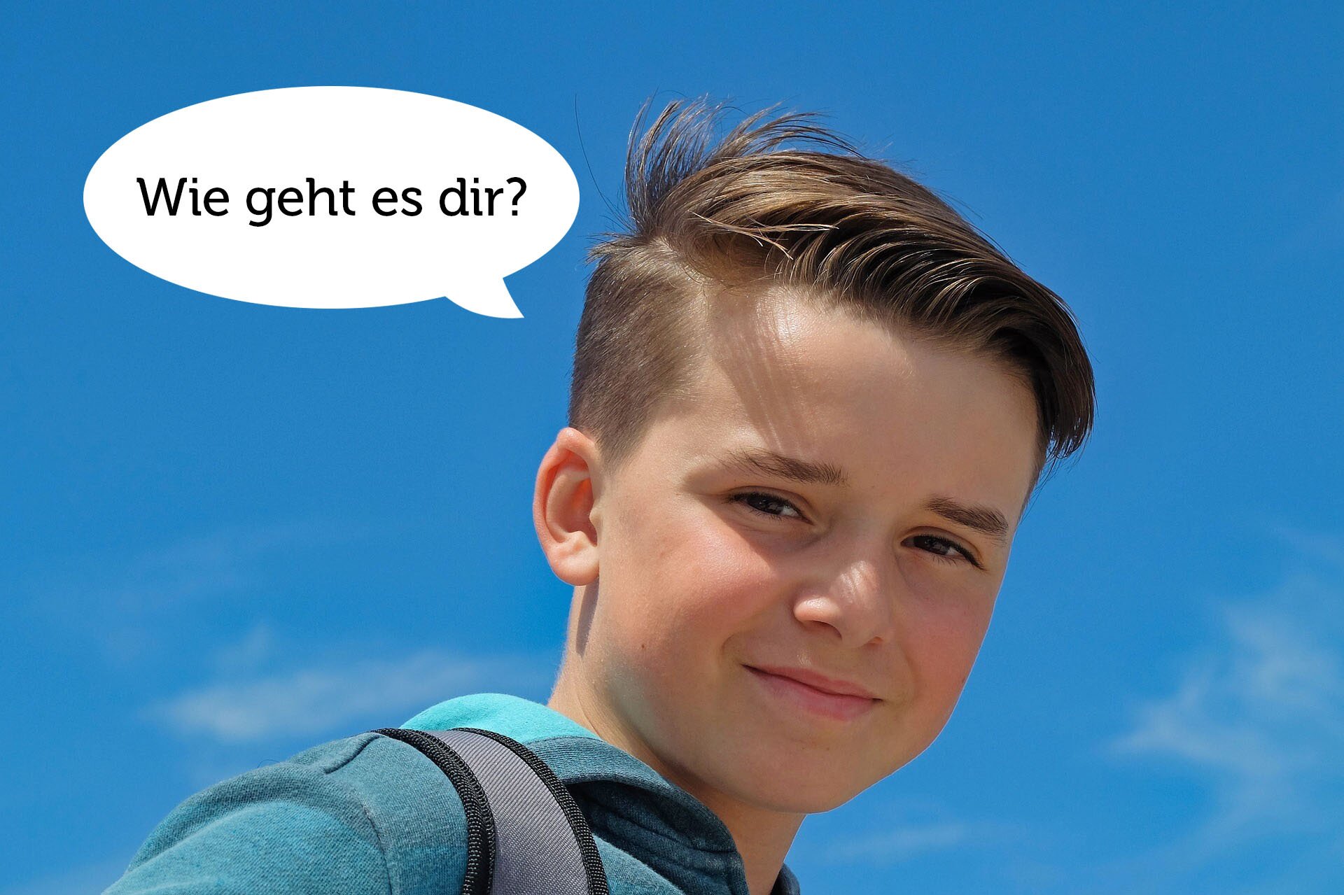 Ilustracja przedstawia chłopca patrzyącego w kierunku obiektywu. Nad chłopcem znajduje się komiksowy dymek z pytaniem Wie geht es dir?
