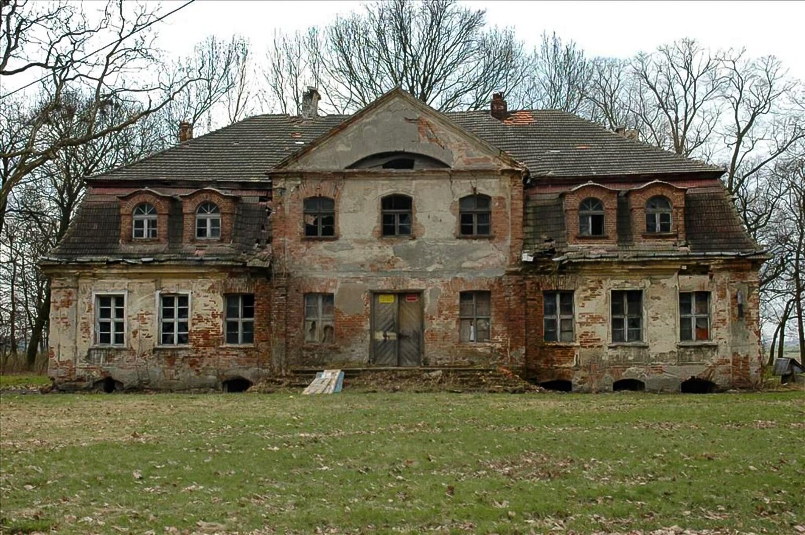 Dwór w Sulisławicach; widoczne uszkodzenia spowodowane oddziaływaniem czynników środowiskowych