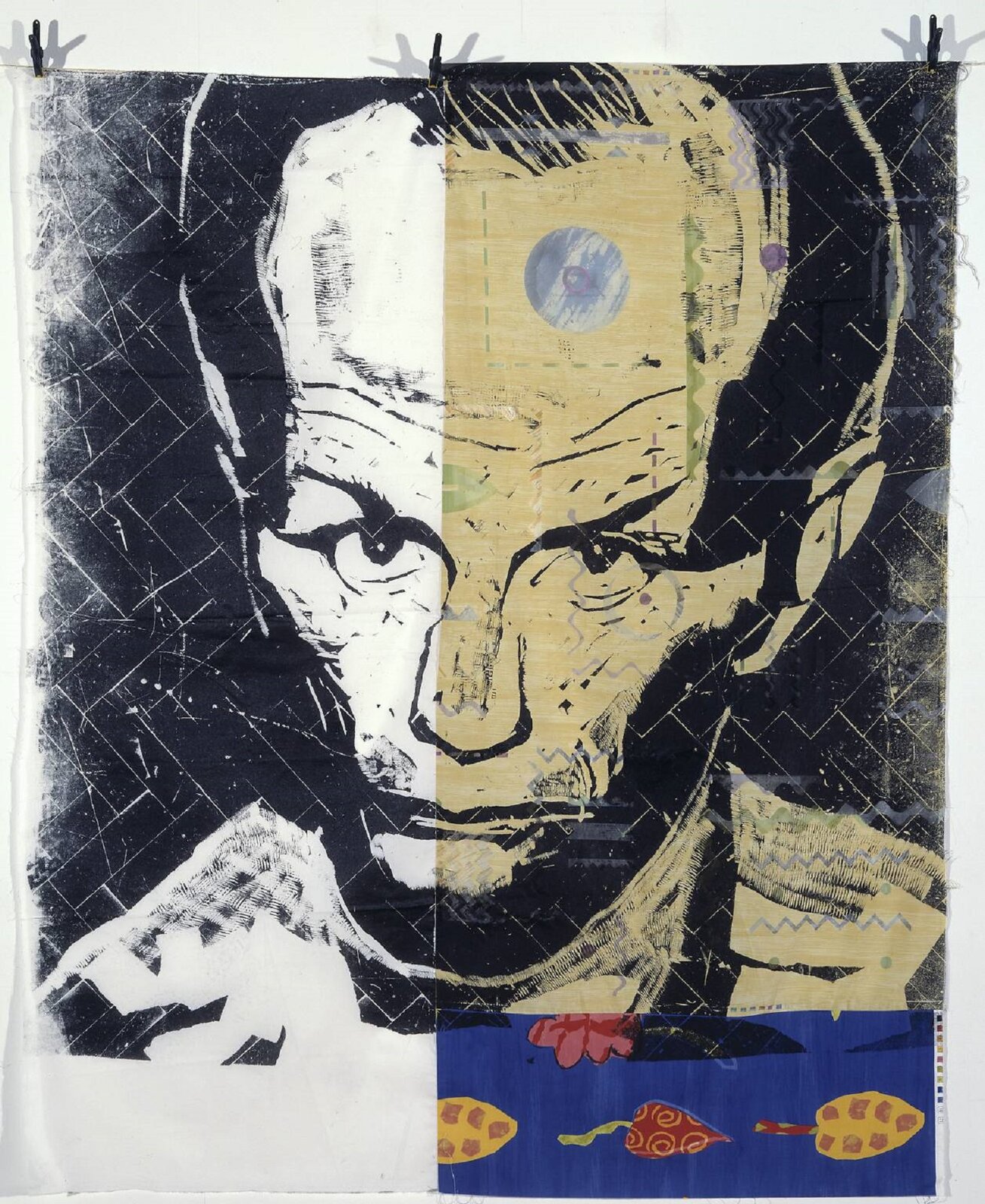 Ilustracja interaktywna przedstawia pracę autorstwa Thomasa Kilppera pod tytułem „The Ring: Henry Cooper”. Na białym tle została wywieszona praca składająca się z trzech połączonych ze sobą kawałków materiału przymocowanych do cienkiej linki trzema czarnymi klamerkami. Lewa strona została odciśnięta na białym tle, prawa - na żółtym, wypłowiałym, a w prawym, dolnym rogu znajduje się wyróżniająca się część granatowa. Dzieło, wykonane techniką drzeworytu przedstawia twarz dorosłego mężczyzny. Ma on dość szczupłą twarz, duże, pomarszczone czoło, krótkie włosy oraz duże oczy i nos. Patrzy wprost na odbiorcę dzieła. Ma poważny wyraz twarzy, usta ułożone w prostej linii, brwi uniesione do góry. Na drzeworycie znajduje się także górna część ramion mężczyzny. Na prawej, żółtej stronie dzieła znajdują się ledwo widoczne geometryczne wzory. Tło jest czarne z białymi liniami, a ułożenie ich przypomina panele podłogowe. Granatowy fragment materiału ozdobiony jest liśćmi w ciepłych kolorach. Na całej pracy znajdują się liczne zarysowania.